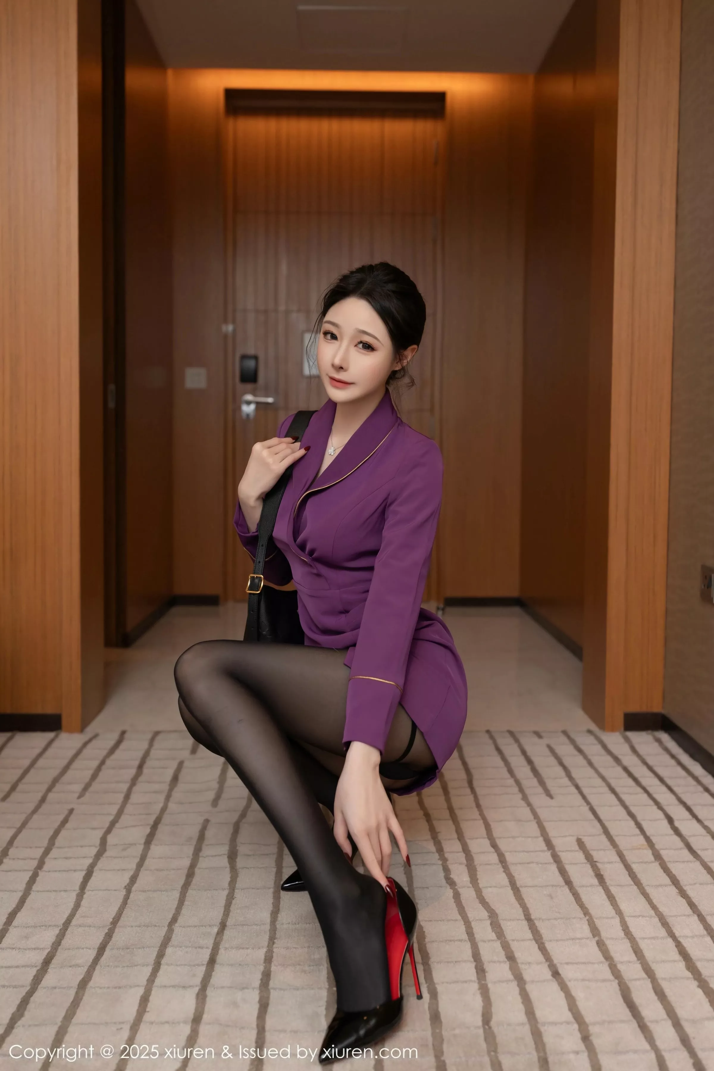 秀人集.com_[XiuRen秀人网]No.10290_模特小逗逗性感紫色制服露黑色情趣内衣配超薄黑丝秀美腿诱惑写真80P