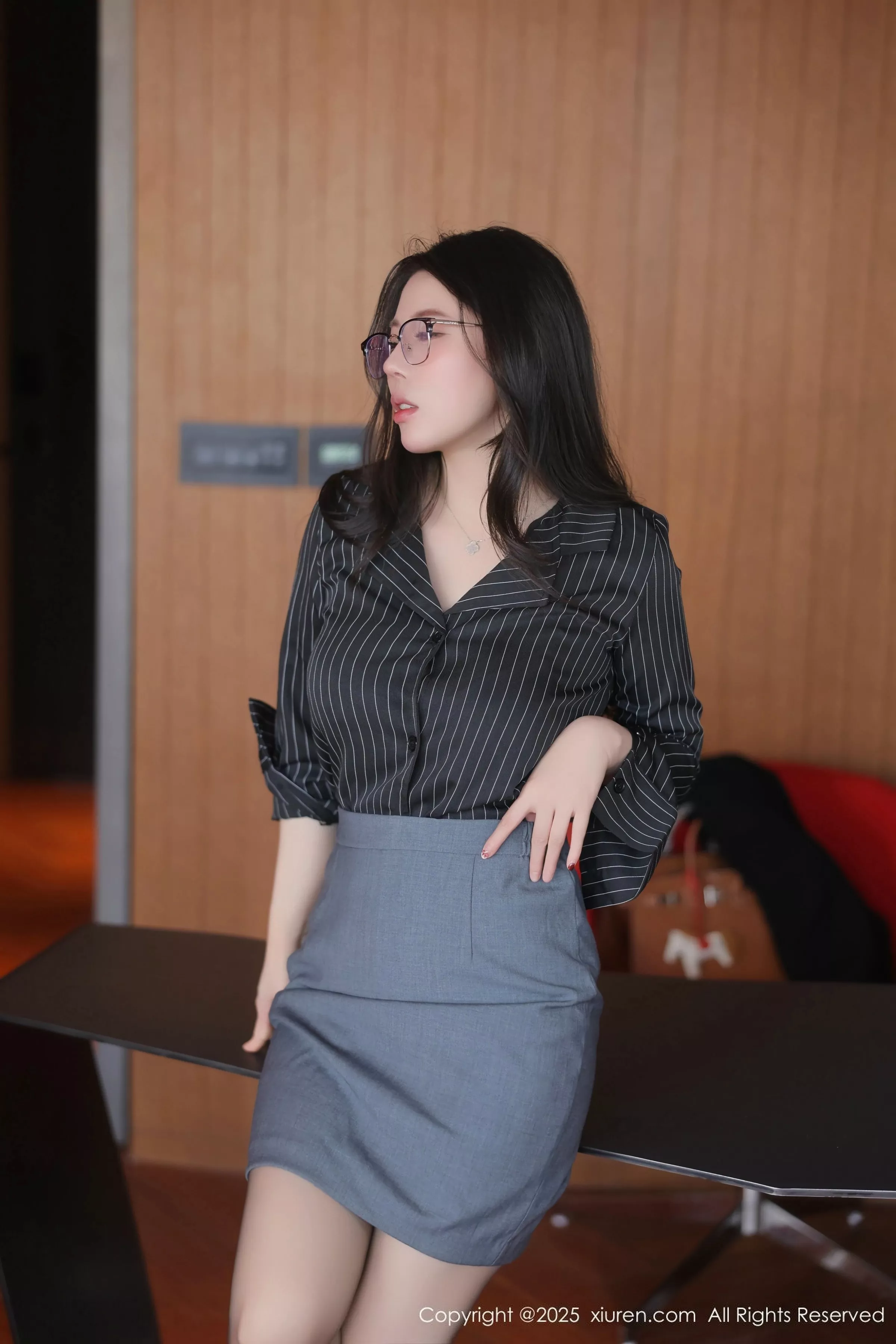 秀人集.com_[XiuRen秀人网]No.10295_模特白茹雪abby性感姐妹花剧情演绎OL服饰秀丰腴身材诱惑写真85P