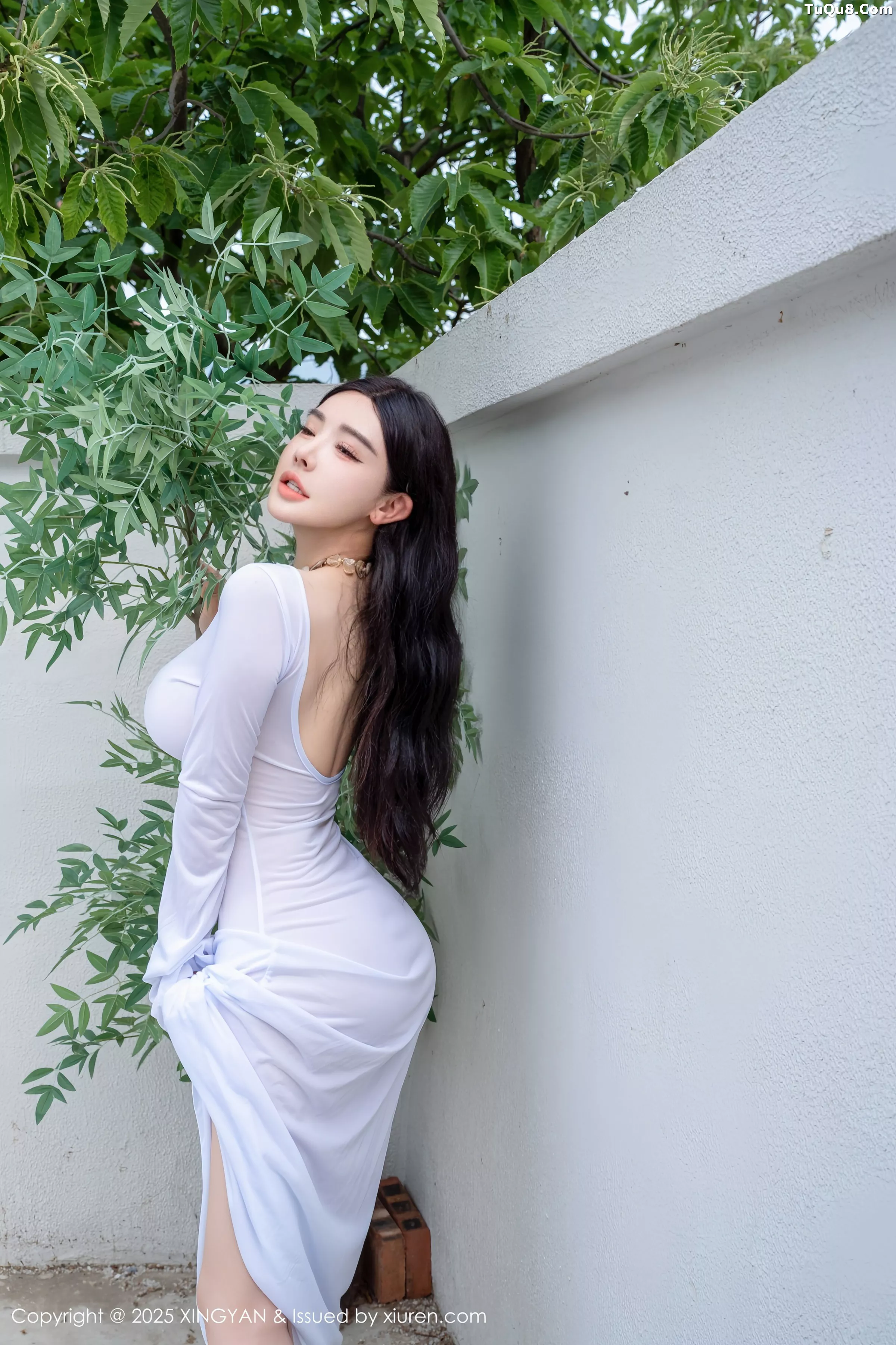 秀人集.com_[XINGYAN星颜社]VOL.355_模特潘思沁沙滩椅上性感浅色连衣裙秀巨乳肥臀撩人诱惑写真79P