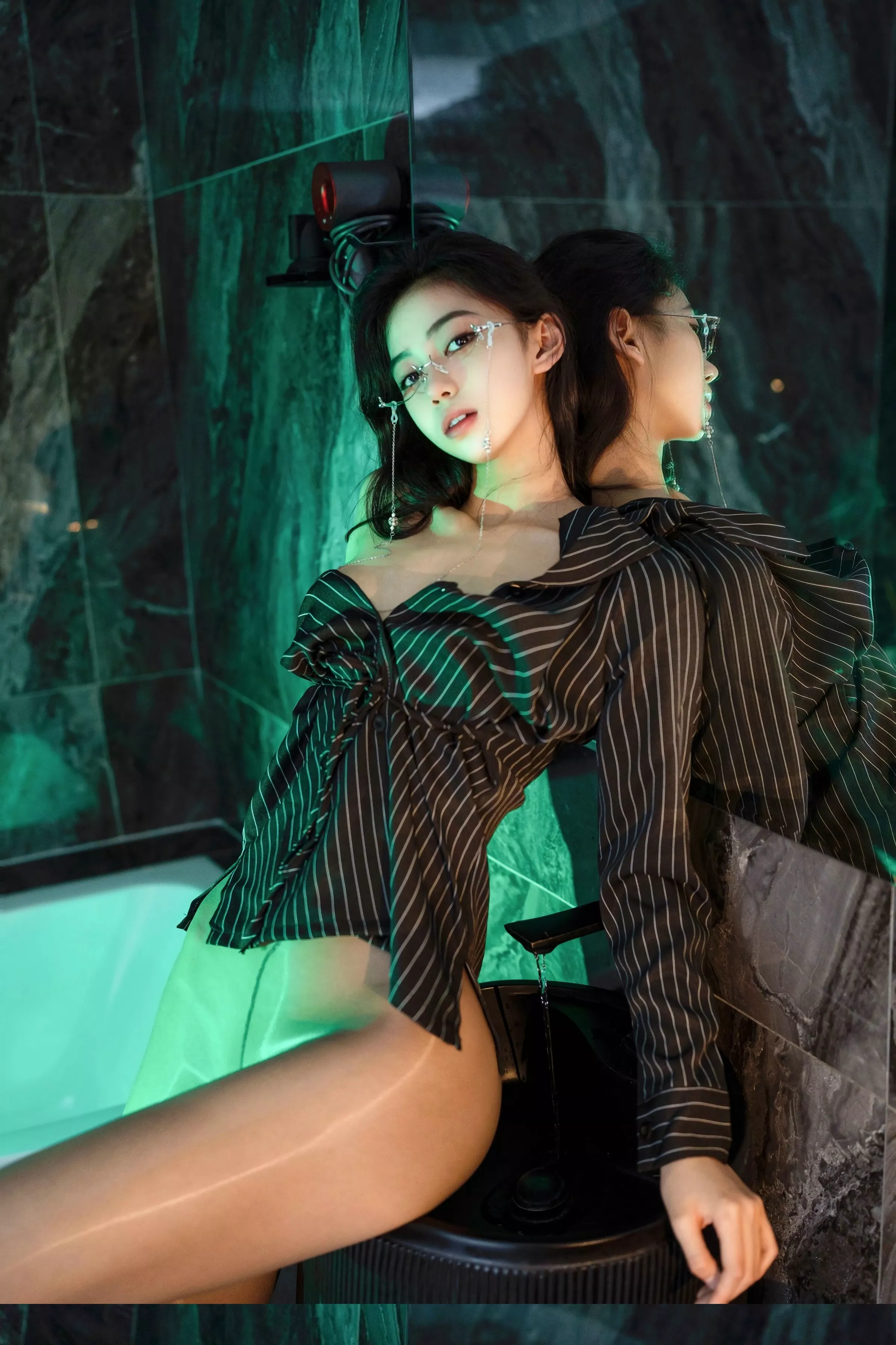 秀人集.com_[XINGYAN星颜社]VOL.356_模特时安安性感黑色衬衫配超薄无内黑丝秀柔美身姿诱惑写真76P