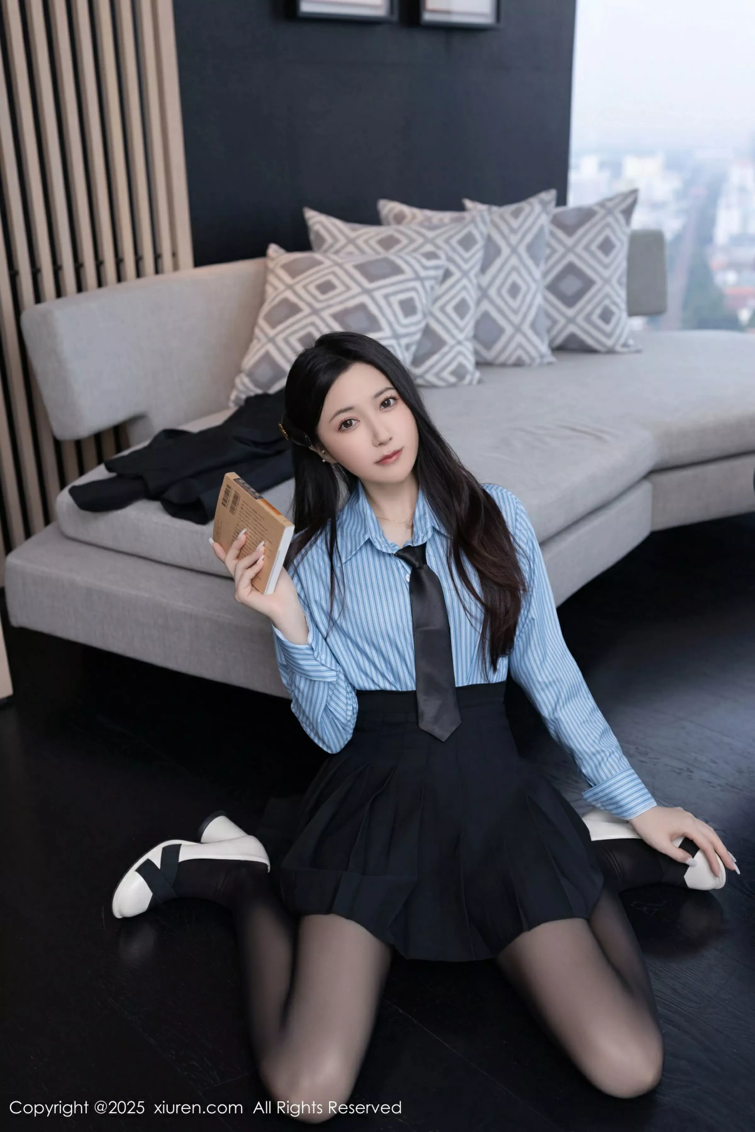 秀人集.com_[XiuRen秀人网]No.10412_模特鱼子酱Fish蓝色T恤配黑短裙露超薄黑丝秀曼妙身材诱惑写真80P