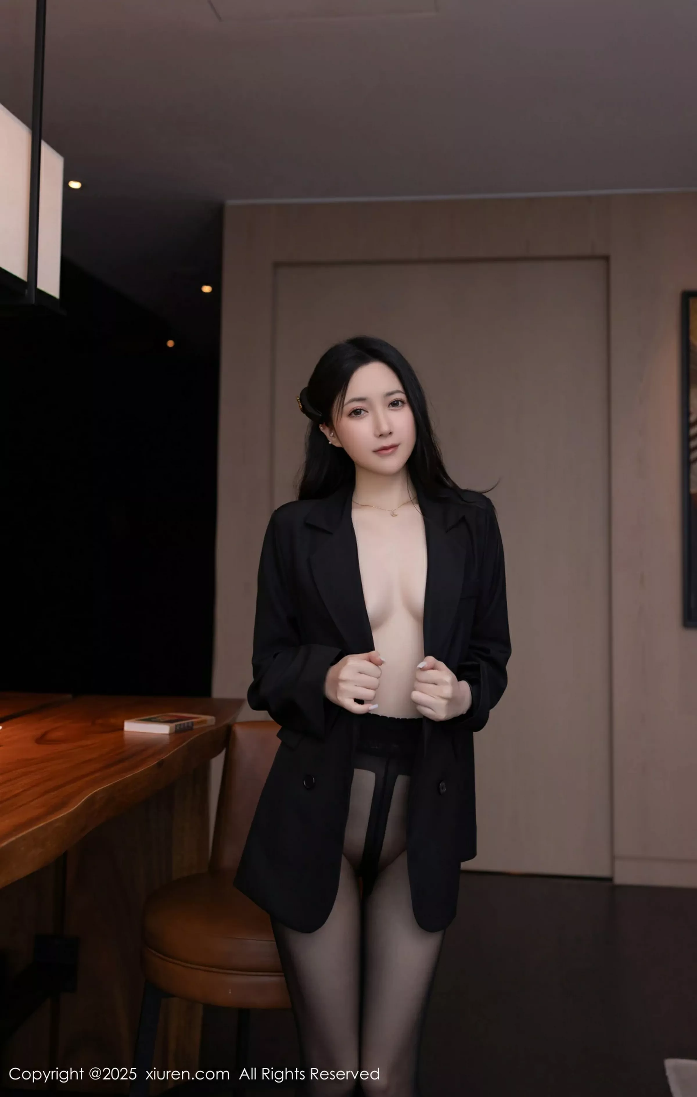 秀人集.com_[XiuRen秀人网]No.10412_模特鱼子酱Fish蓝色T恤配黑短裙露超薄黑丝秀曼妙身材诱惑写真80P