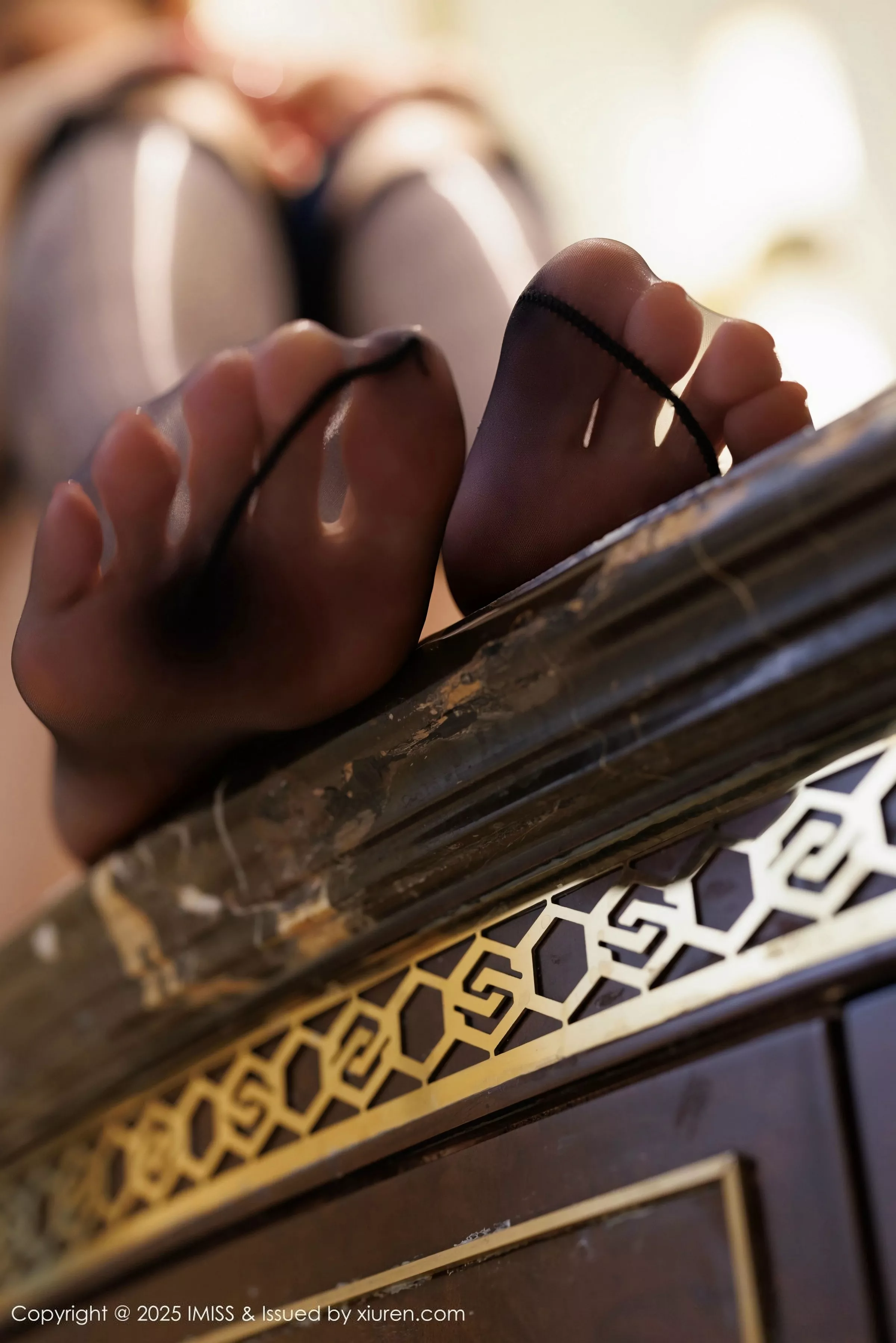 秀人集.com_[IMISS爱蜜社]Vol.791_女神许诺Sabrina性感紫色旗袍露蓝色内衣配黑丝袜秀美腿诱惑写真75P