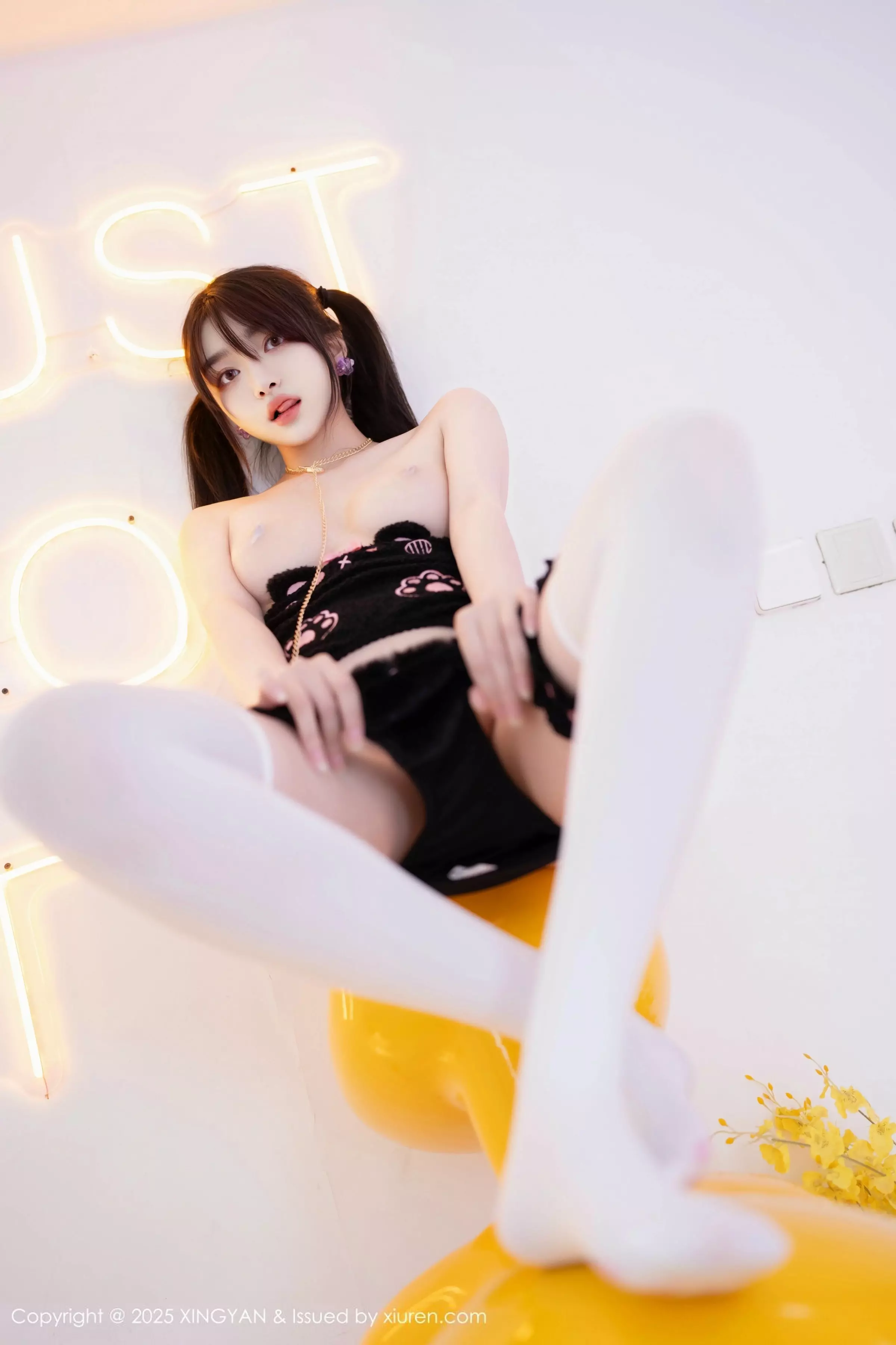 秀人集.com_[XINGYAN星颜社]VOL.349_模特白露lulu性感黑色情趣内衣配白色丝袜秀完美曲线诱惑写真59P