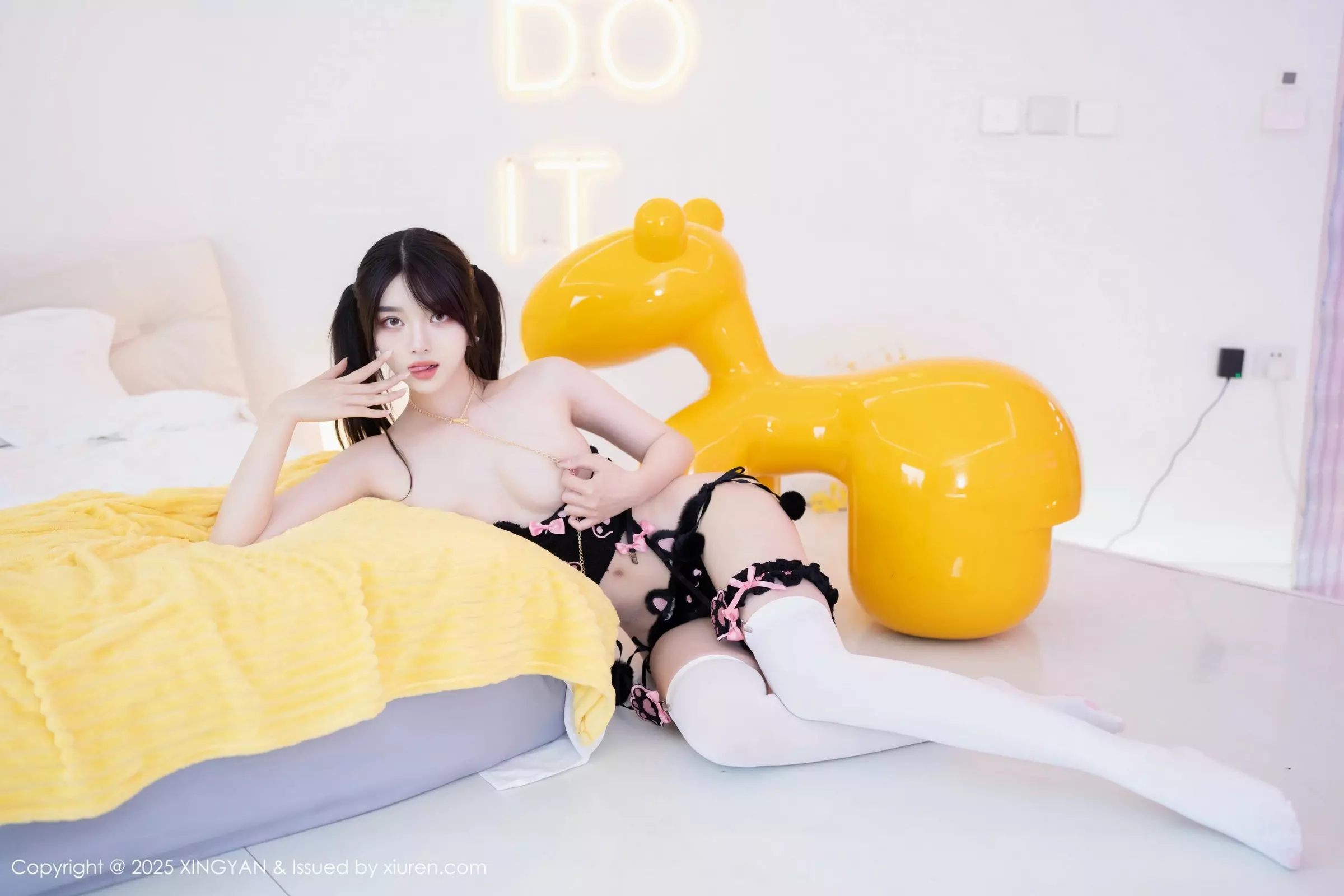 秀人集.com_[XINGYAN星颜社]VOL.349_模特白露lulu性感黑色情趣内衣配白色丝袜秀完美曲线诱惑写真59P