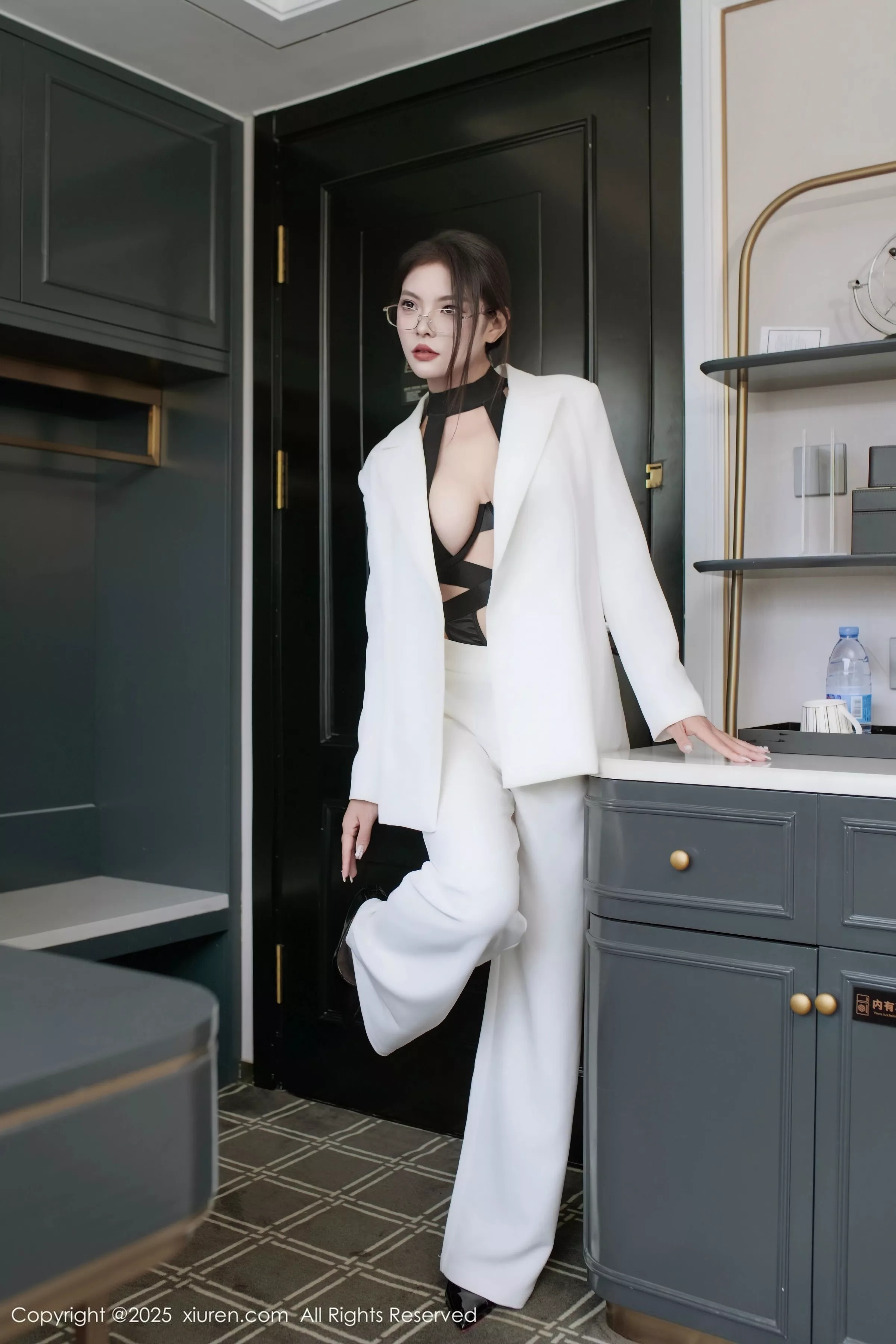 秀人集.com_[XiuRen秀人网]No.10464_新人模特冬安白色西服露黑色情趣内衣配黑丝袜秀丰满身材诱惑写真94P