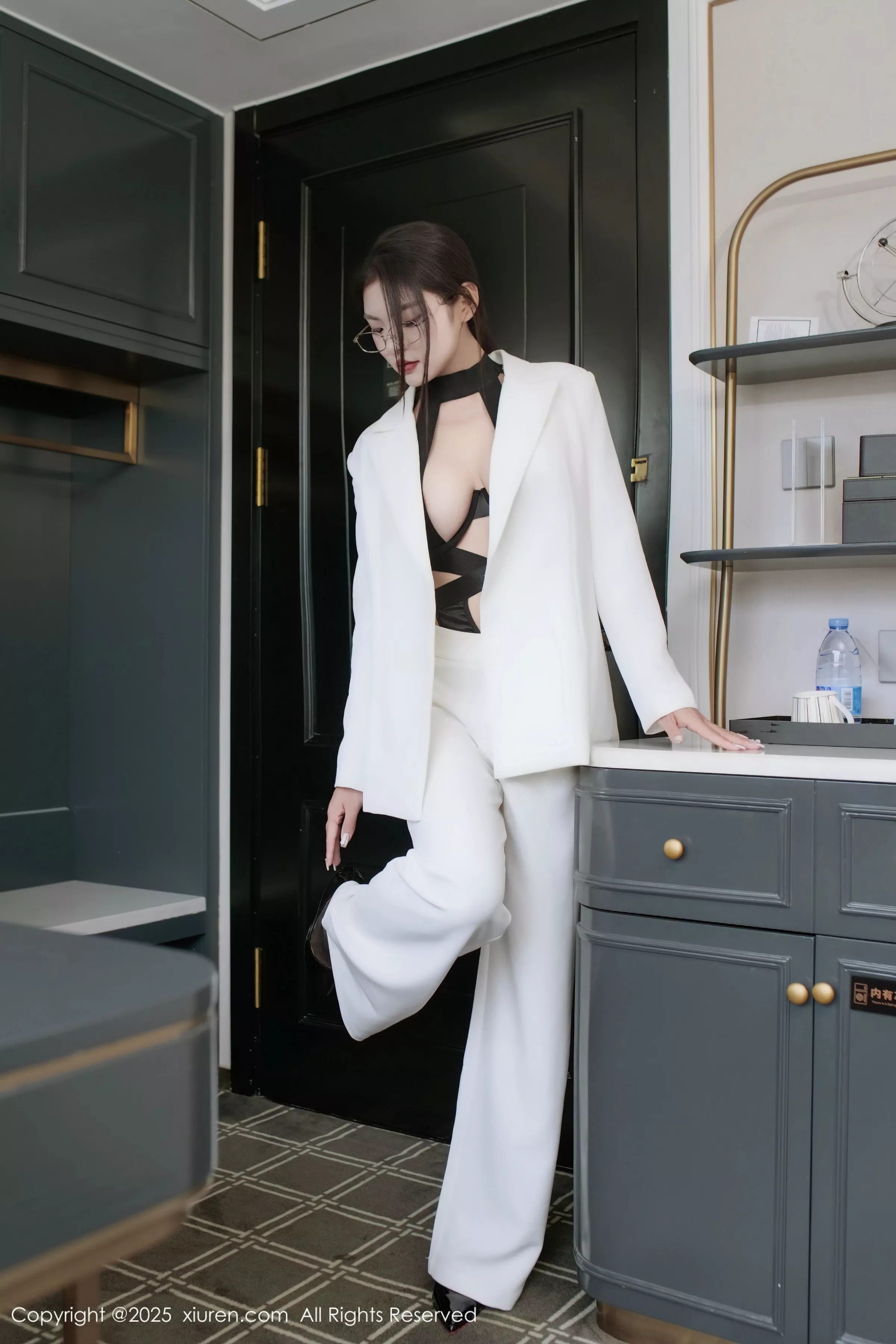 秀人集.com_[XiuRen秀人网]No.10464_新人模特冬安白色西服露黑色情趣内衣配黑丝袜秀丰满身材诱惑写真94P