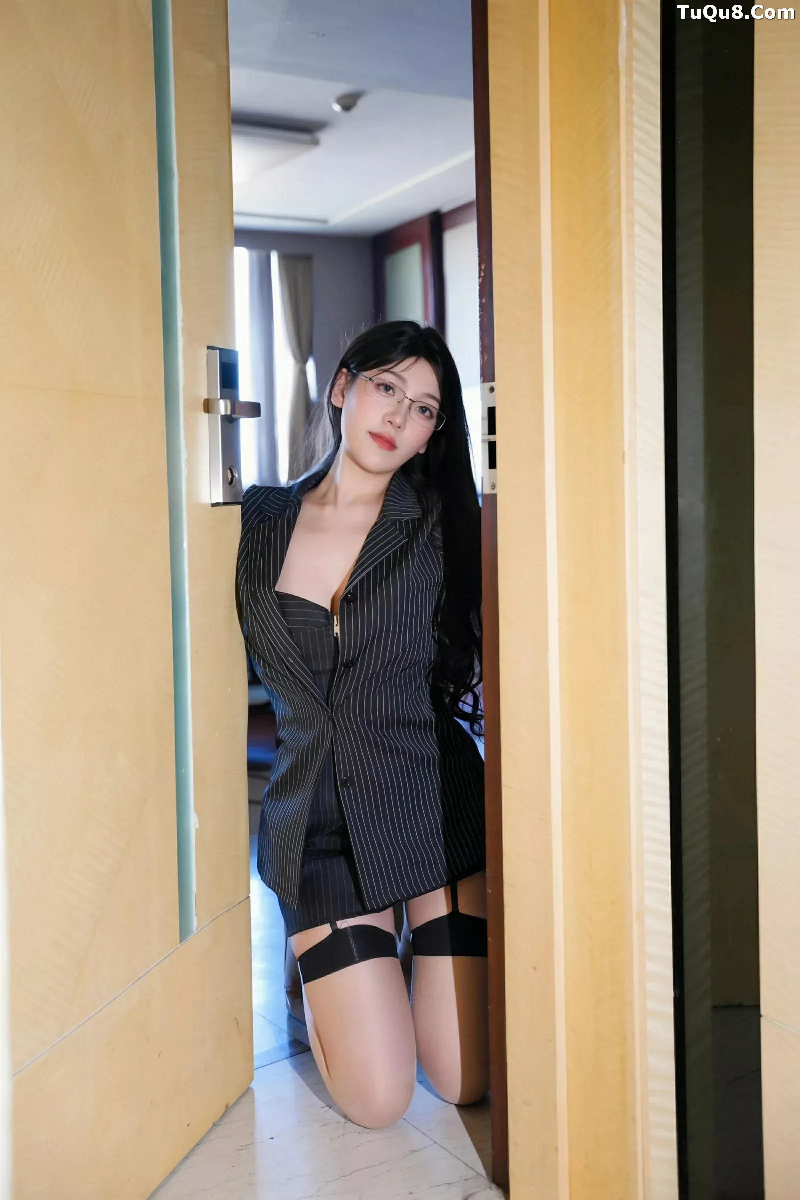 秀人集.com_[XiuRen秀人网]No.10487_新人模特美悠性感黑色OL服饰配黑丝吊袜秀丰腴身材诱惑写真74P