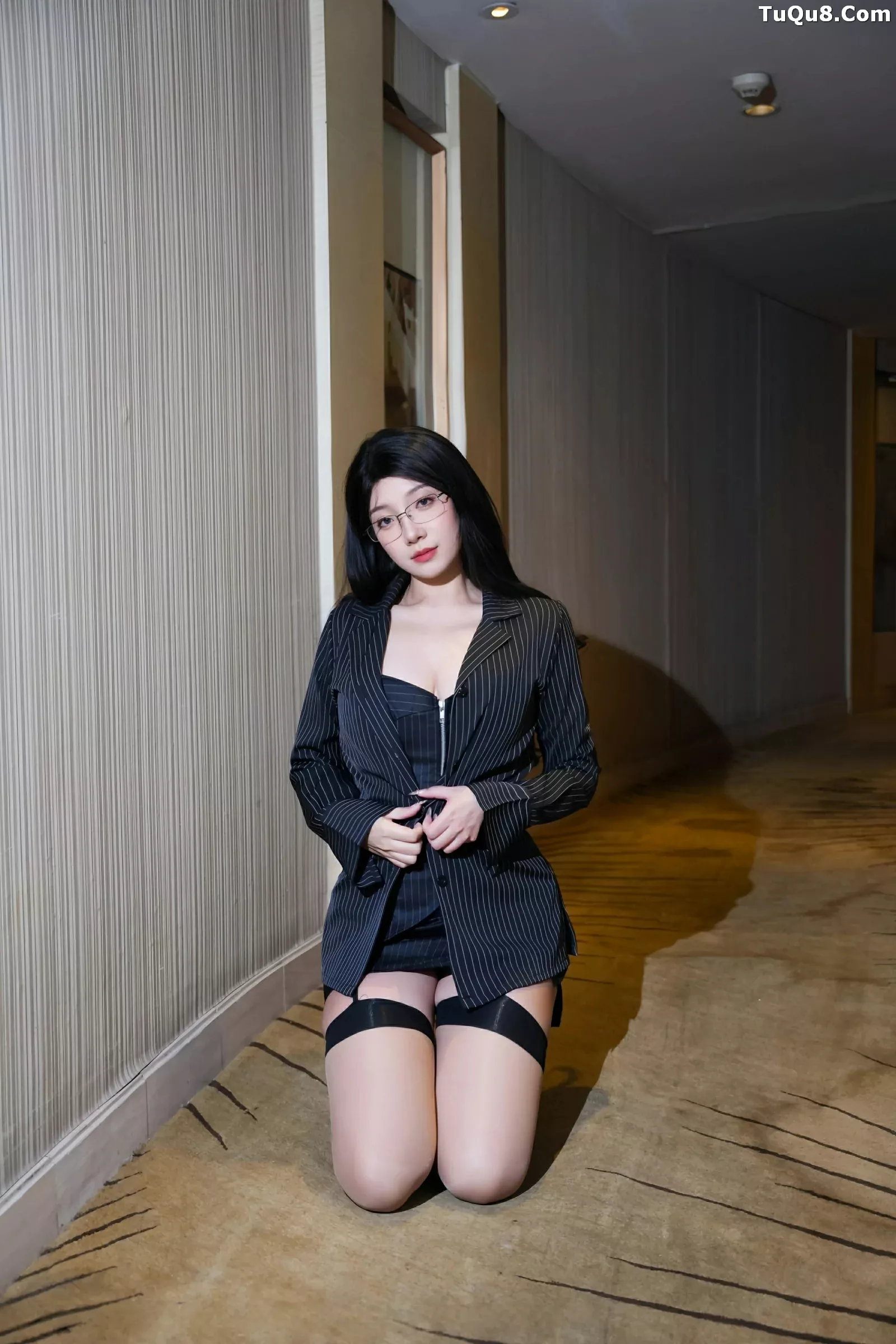 秀人集.com_[XiuRen秀人网]No.10487_新人模特美悠性感黑色OL服饰配黑丝吊袜秀丰腴身材诱惑写真74P