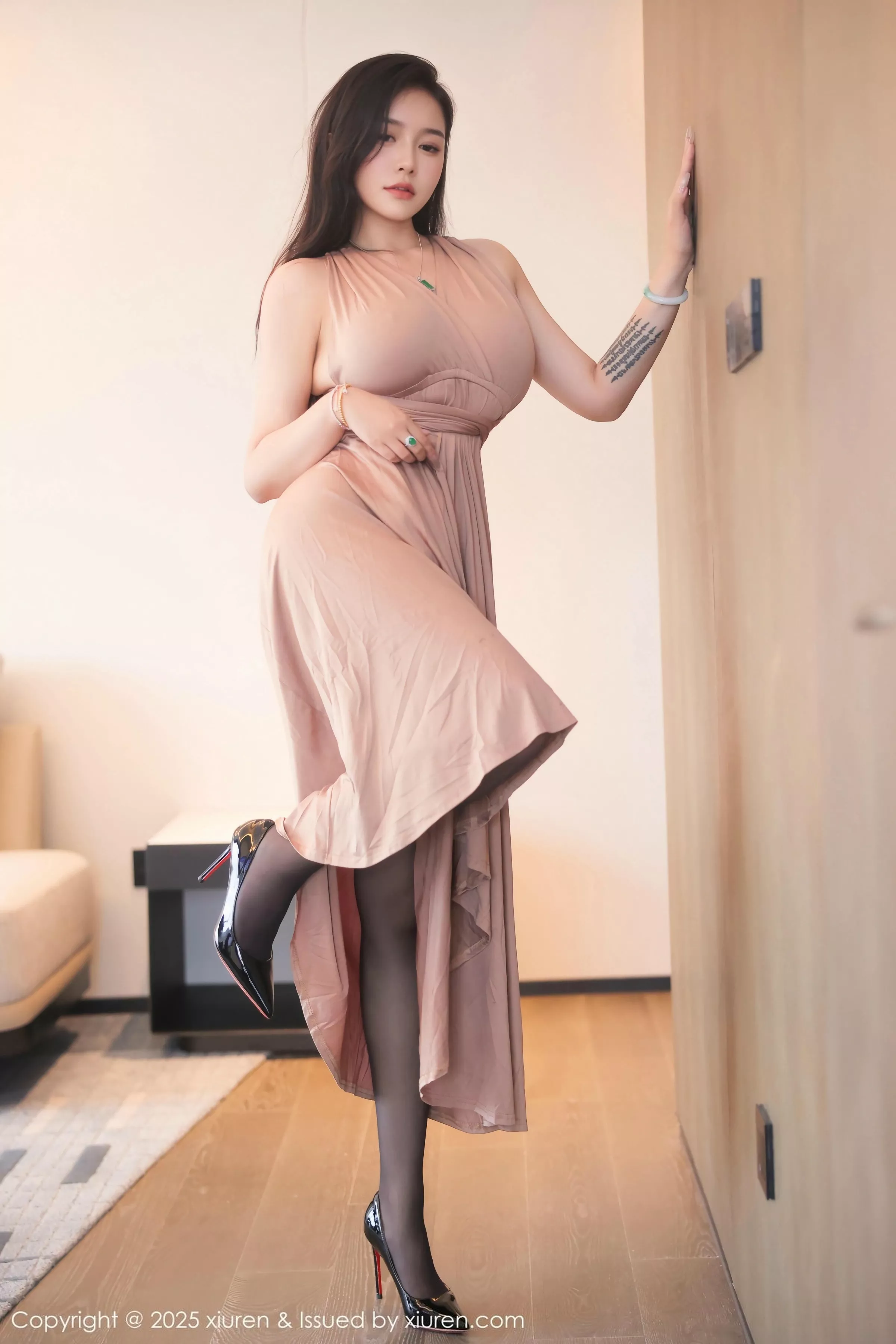 秀人集.com_[XiuRen秀人网]No.10432_模特娜比性感暖灰色长裙配超薄无内黑丝秀凹凸身材撩人诱惑写真87P