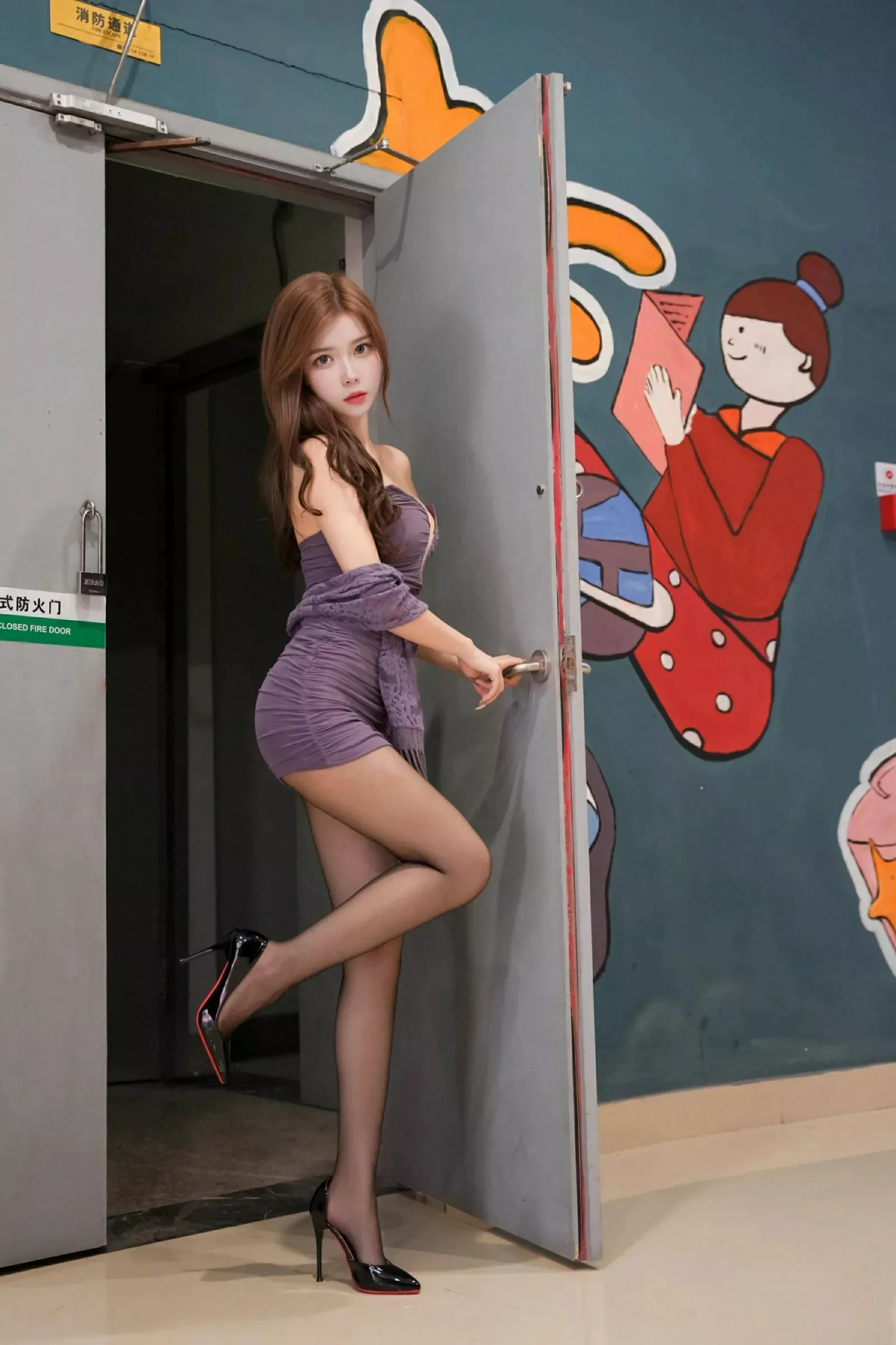 秀人集.com_[XiuRen秀人网]No.10522_模特拍黄瓜girl性感紫色连衣短裙配超薄黑丝秀曼妙身材诱惑写真85P