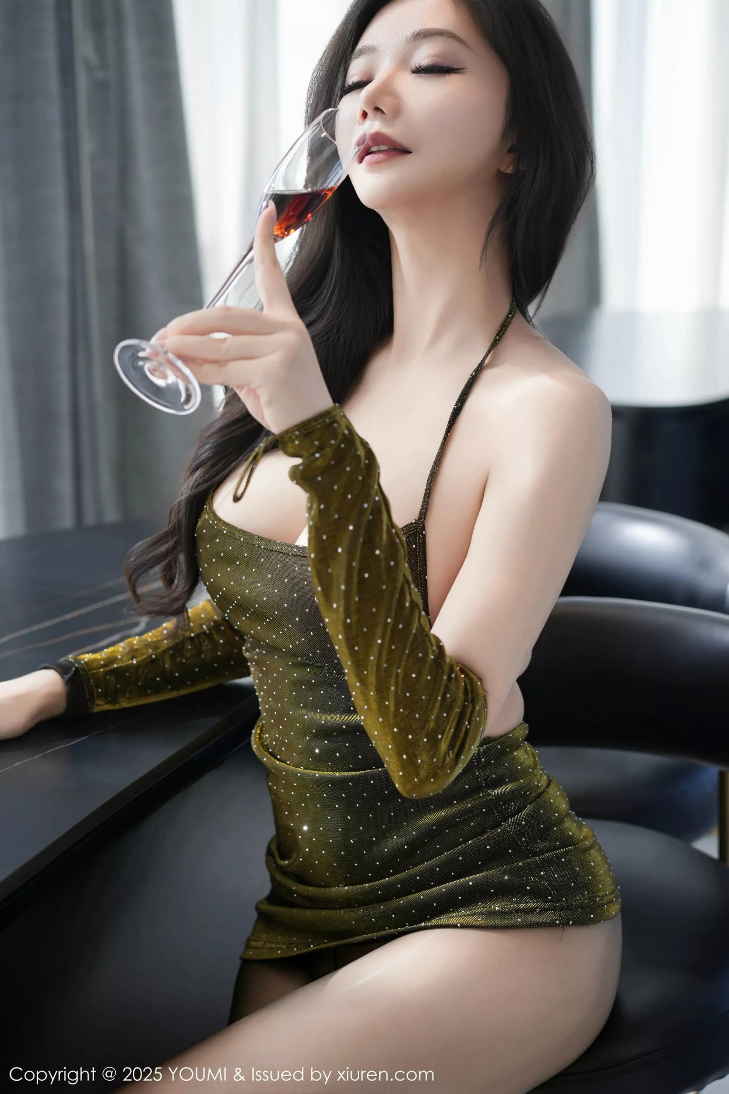 秀人集.com_[YouMi尤蜜荟]Vol.1148_女神心妍小公主性感橄榄绿露肩短裙配超薄黑丝秀美腿诱惑写真84P