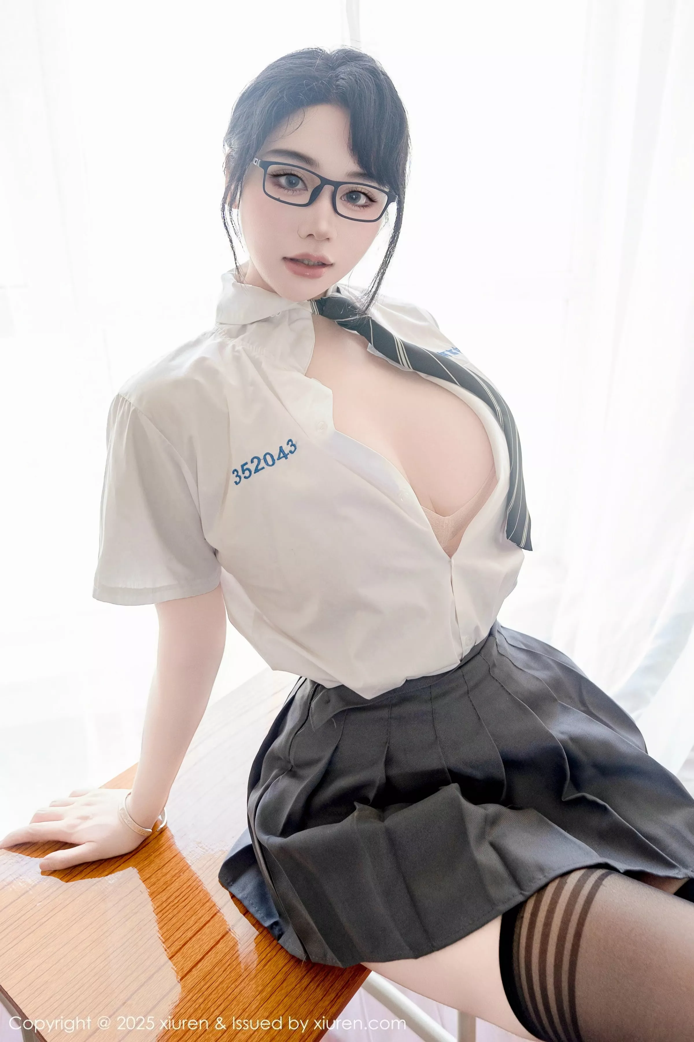 秀人集.com_[XiuRen秀人网]No.10530_模特汐汐爱吃草莓性感学妹服饰配黑色丝袜秀丰满身材诱惑写真85P