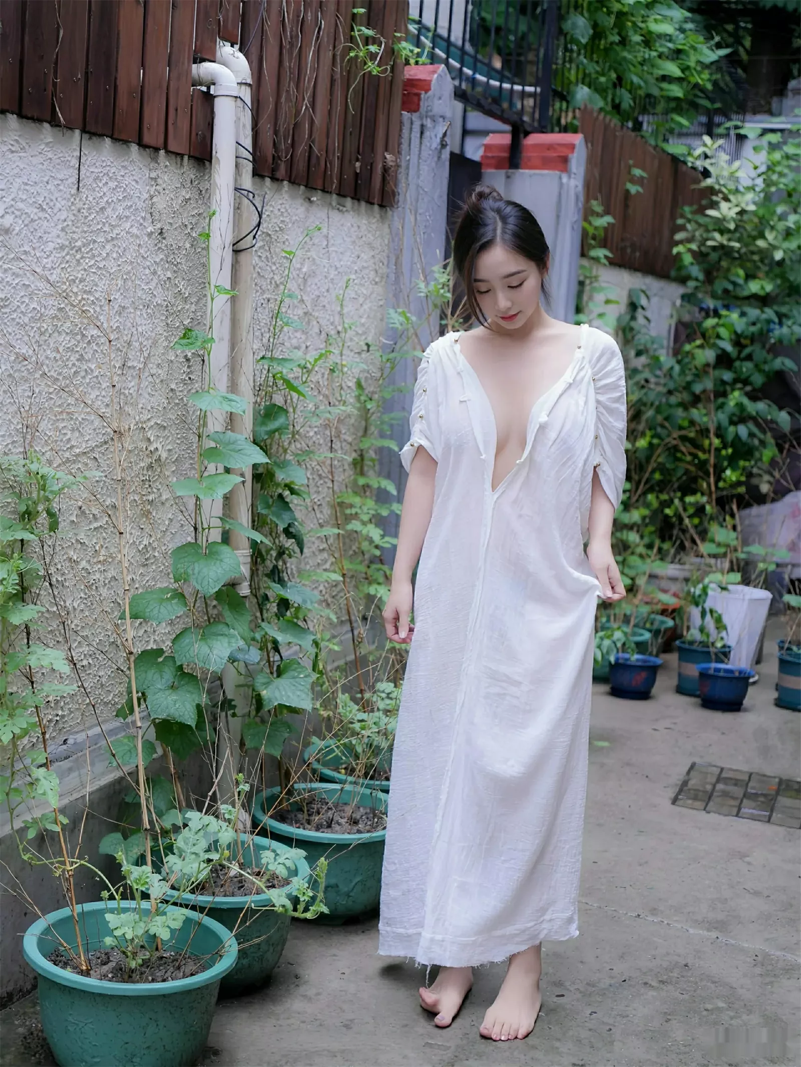 秀人集.com_[XiuRen秀人网]No.10603_模特楠芝性感白色长袍半脱露白色丁字裤秀惹火身材撩人诱惑写真77P