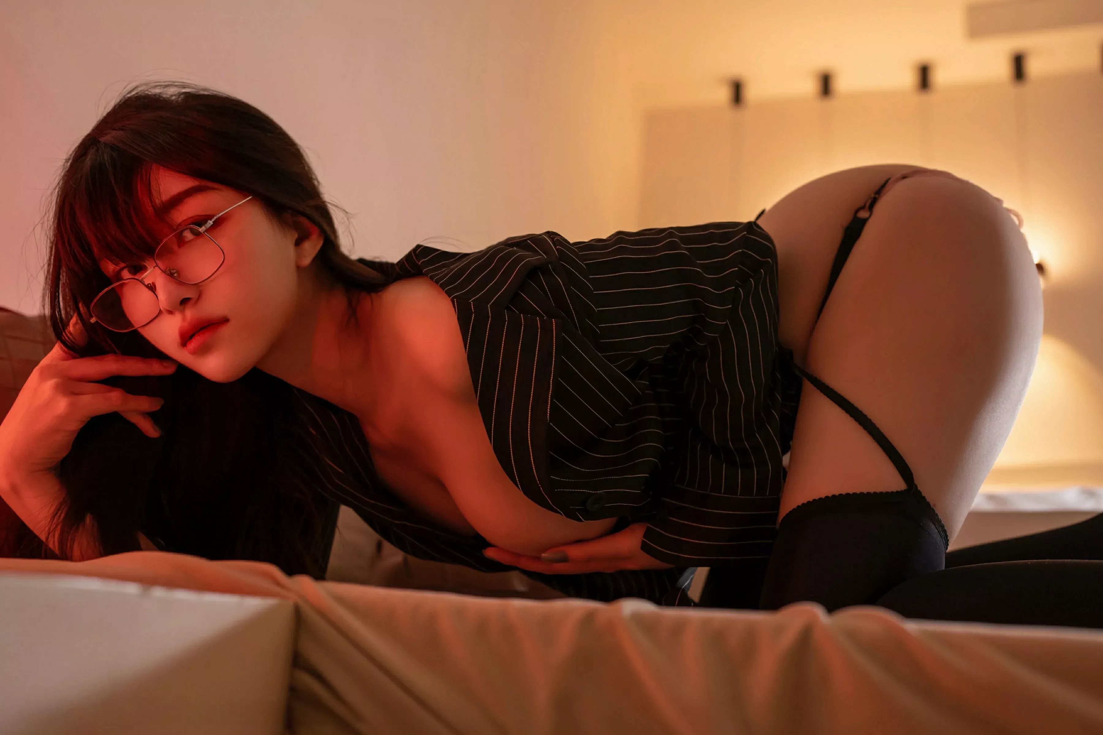 秀人集.com_[XINGYAN星颜社]VOL.376_模特白露lulu性感黑色衬衫露粉色内衣配黑丝吊袜秀美腿诱惑写真71P