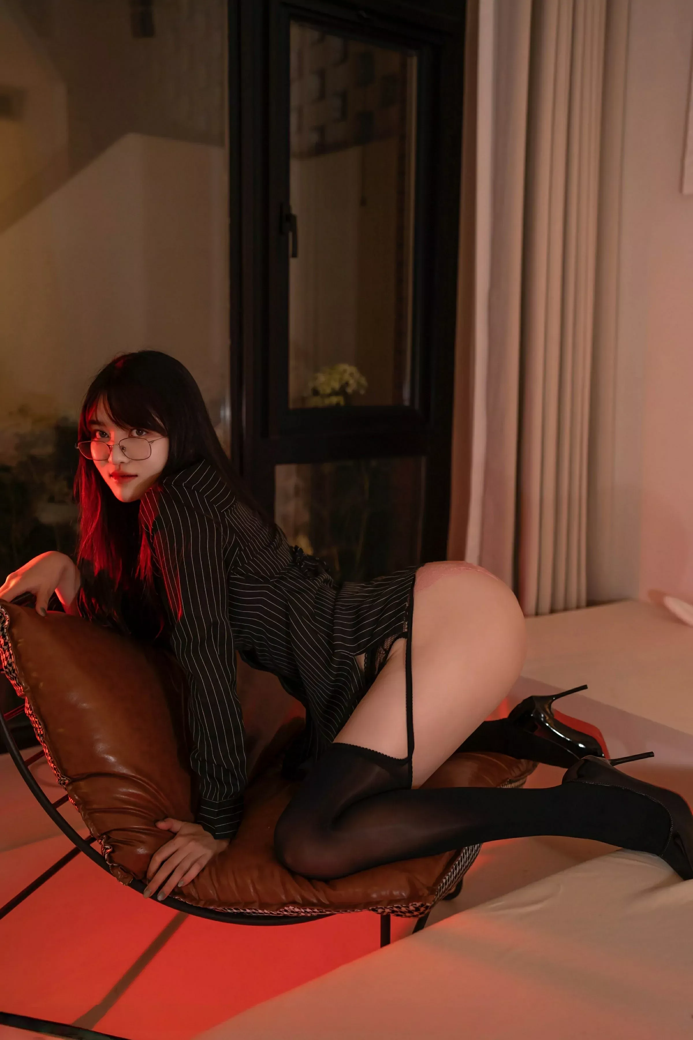 秀人集.com_[XINGYAN星颜社]VOL.376_模特白露lulu性感黑色衬衫露粉色内衣配黑丝吊袜秀美腿诱惑写真71P