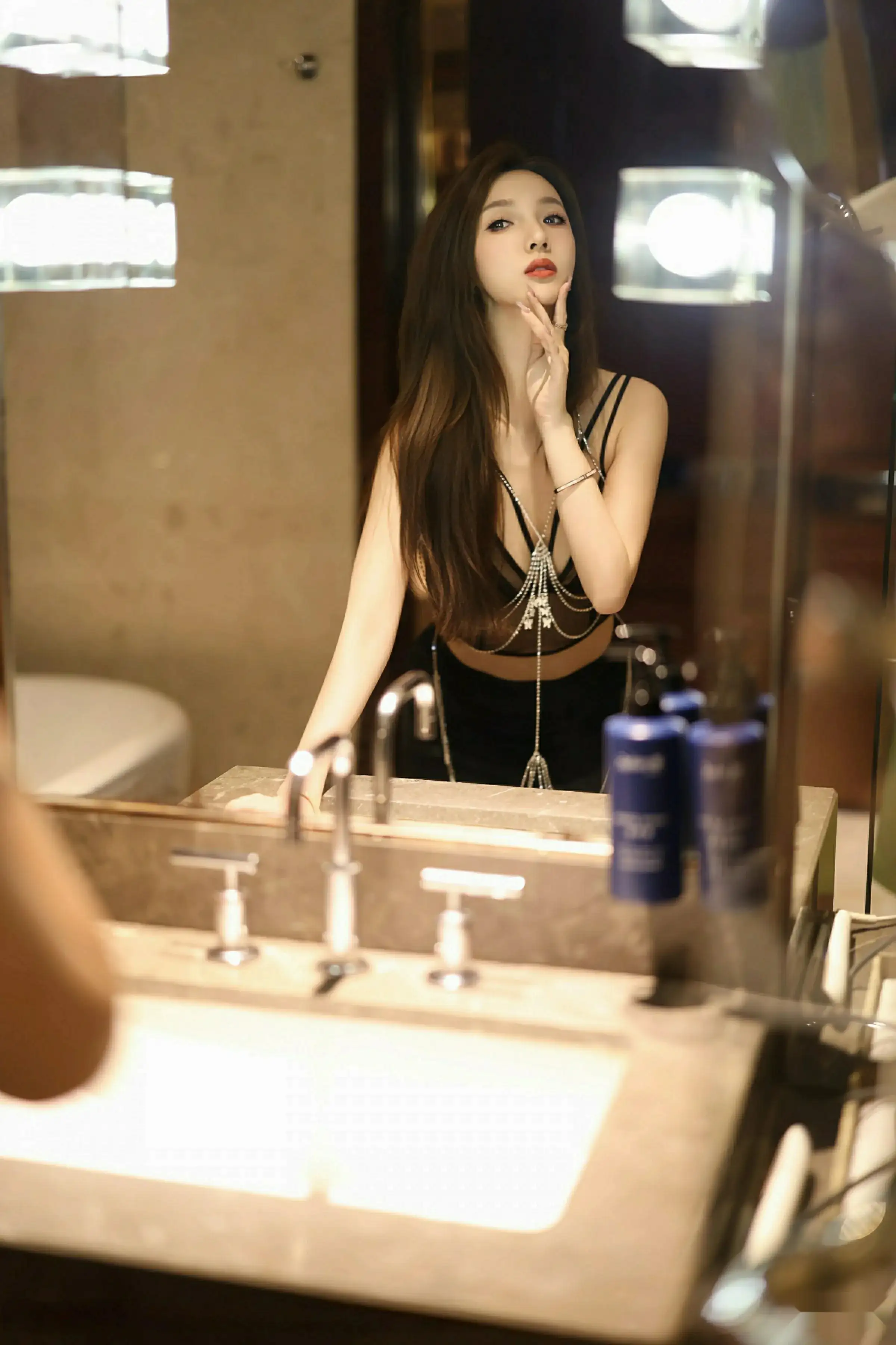 秀人集.com_[YouMi尤蜜荟]Vol.1156_新人模特桃桃·夭夭twins黑色长裙露黑色内衣秀曼妙身材诱惑写真70P