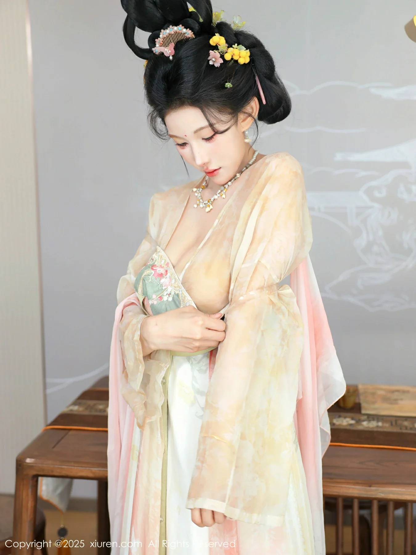 秀人集.com_[XiuRen秀人网]No.10645_模特梨霜儿古典主题性感浅色古装服饰秀丰腴身材迷人美腿写真82P