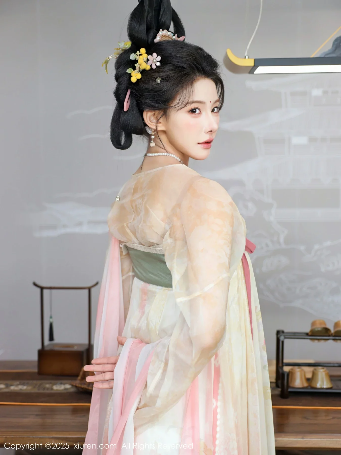 秀人集.com_[XiuRen秀人网]No.10645_模特梨霜儿古典主题性感浅色古装服饰秀丰腴身材迷人美腿写真82P