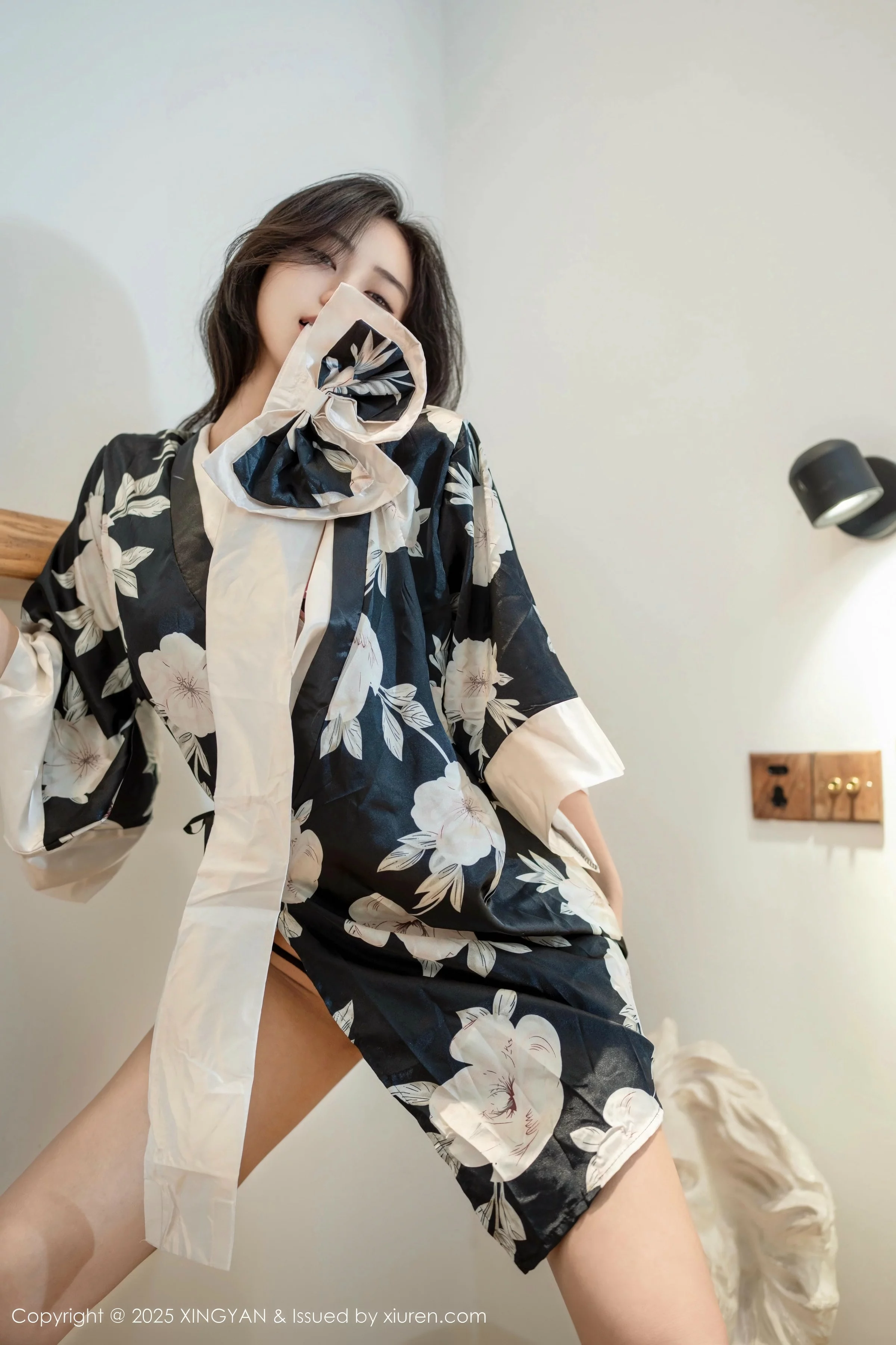 秀人集.com_[XINGYAN星颜社]VOL.383_模特时安安性感黑白色连衣短裙半脱秀翘臀美腿迷人诱惑写真71P