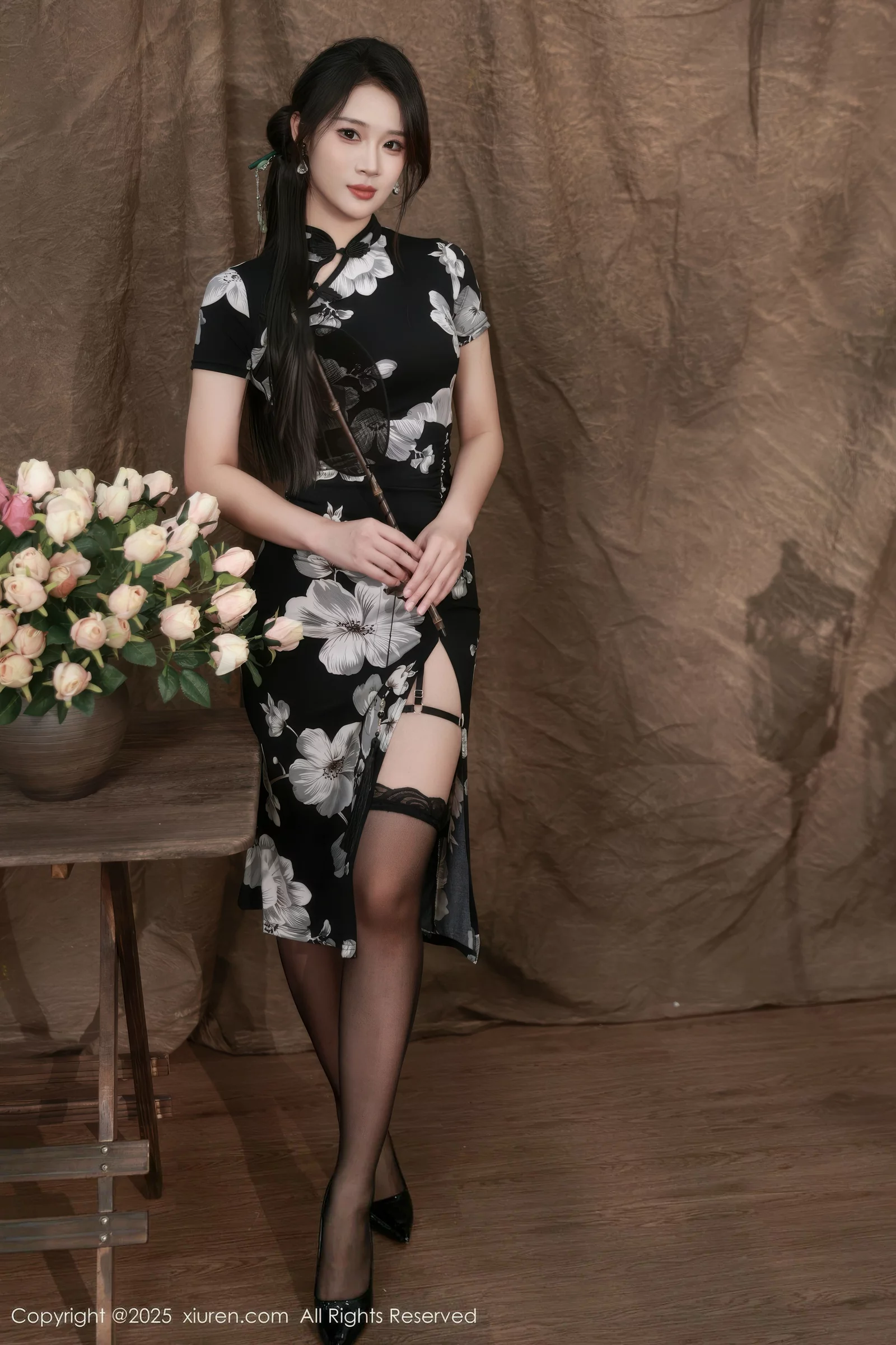 秀人集.com_[XiuRen秀人网]No.10655_模特南乔性感黑色旗袍露紫色情趣内衣配黑色丝袜秀美腿诱惑写真72P