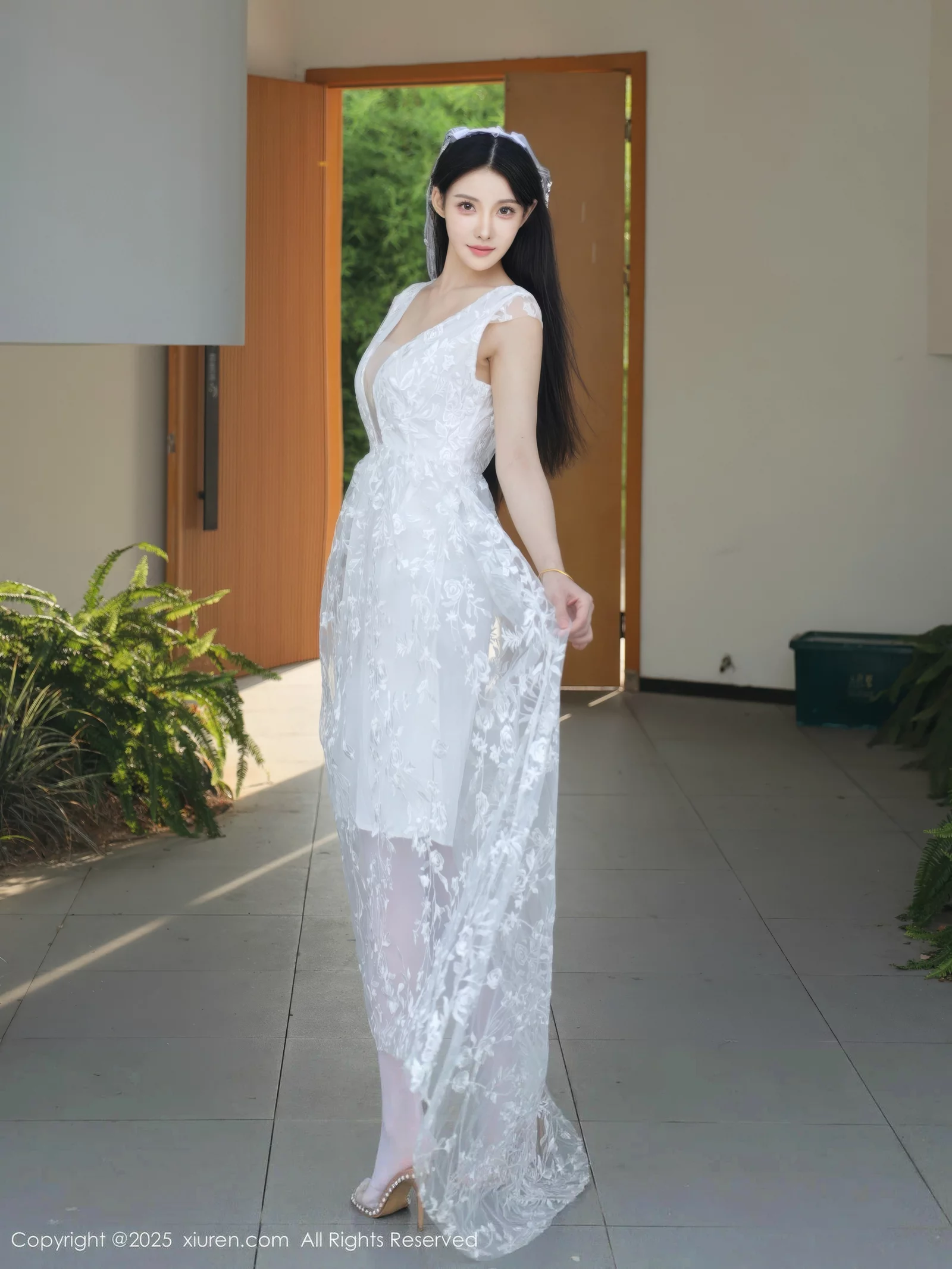 秀人集.com_[XiuRen秀人网]No.10661_模特梨霜儿性感低胸白色婚纱配白色丝袜秀丰腴身材完美诱惑写真82P