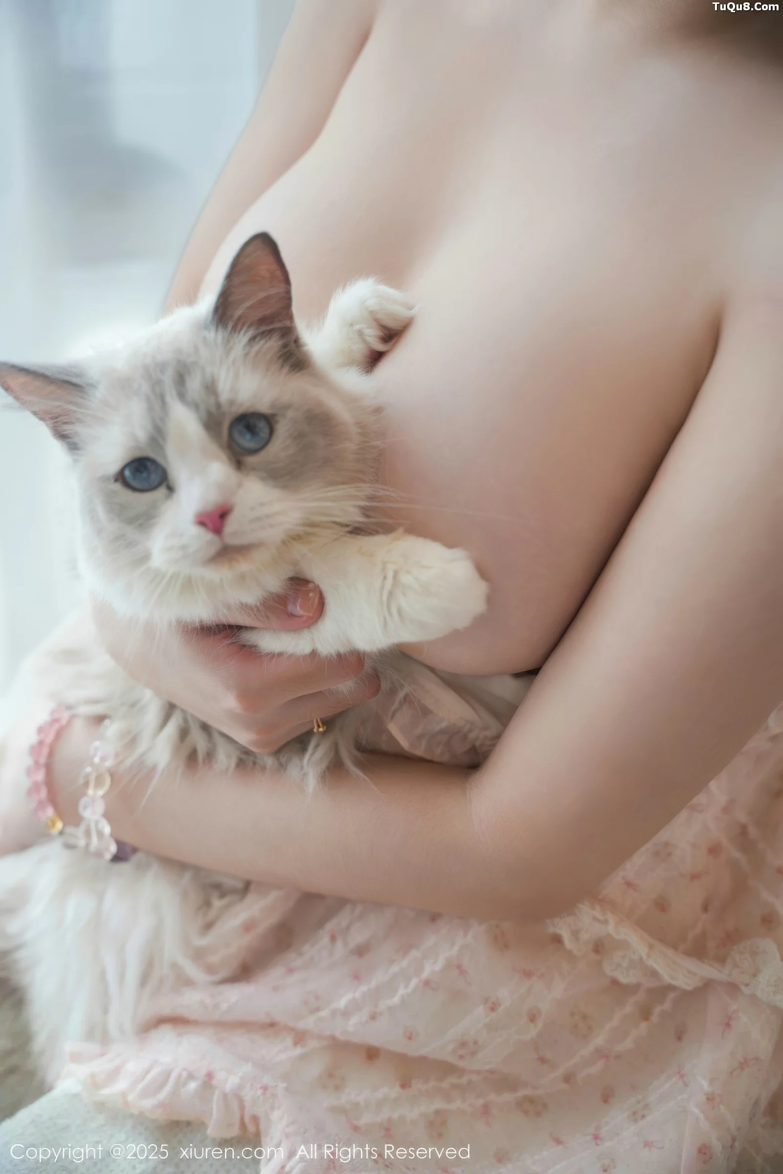 秀人集.com_[XiuRen秀人网]No.10734_模特软情性感浅色连衣短裙配白色腿袜秀翘臀模特撩人诱惑写真75P