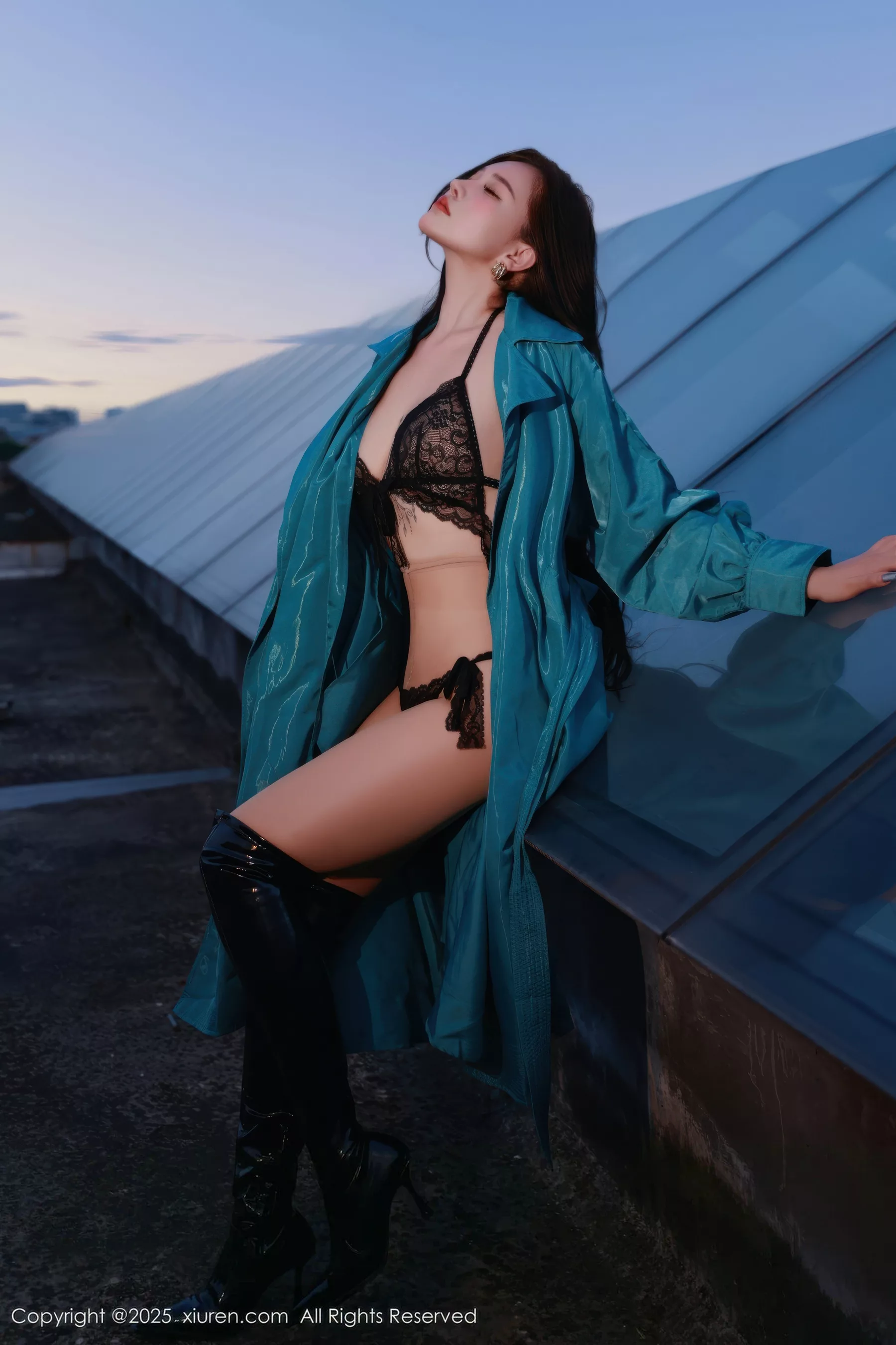 秀人集.com_[XiuRen秀人网]No.10776_模特娜比性感蓝色风衣露黑色蕾丝情趣内衣秀凹凸身材诱惑写真82P