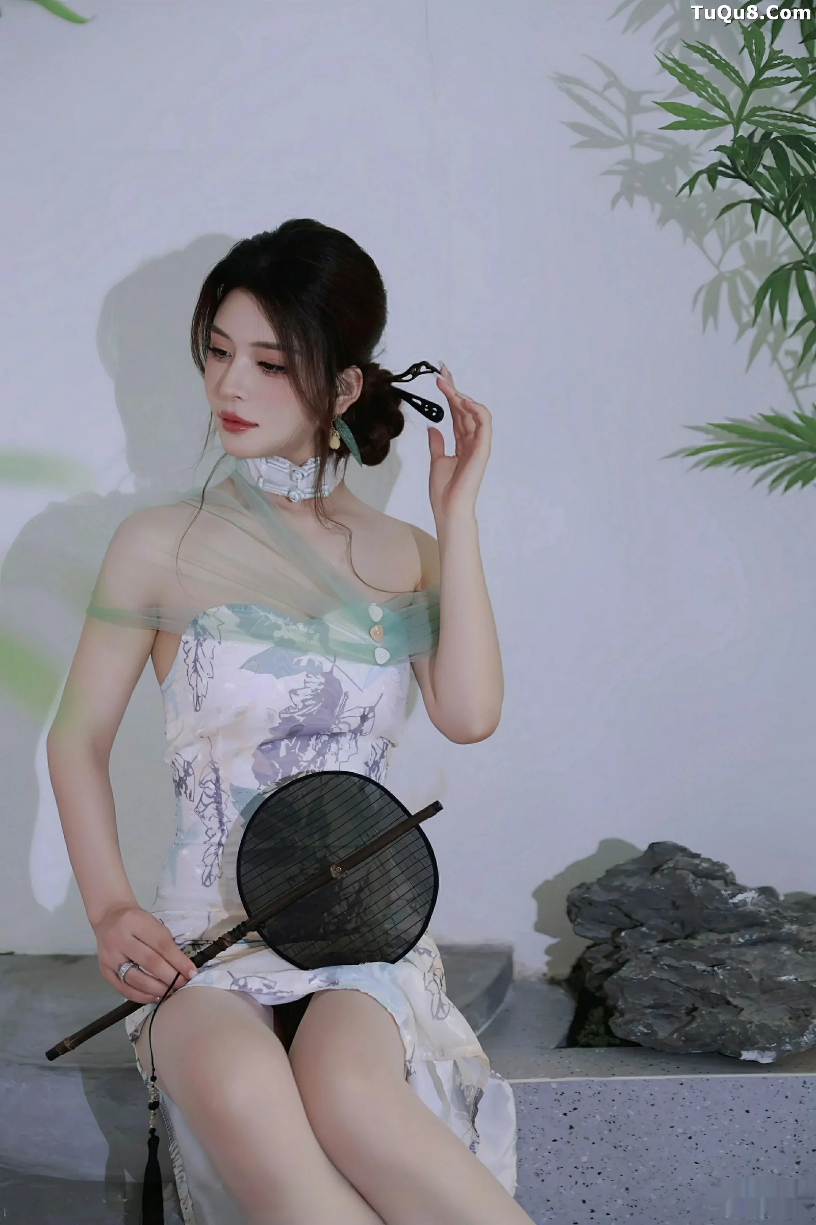 秀人集.com_[XiuRen秀人网]No.10694_模特阿依莎性感浅色古风服饰配超薄肉色秀高挑曼妙身材诱惑写真82P