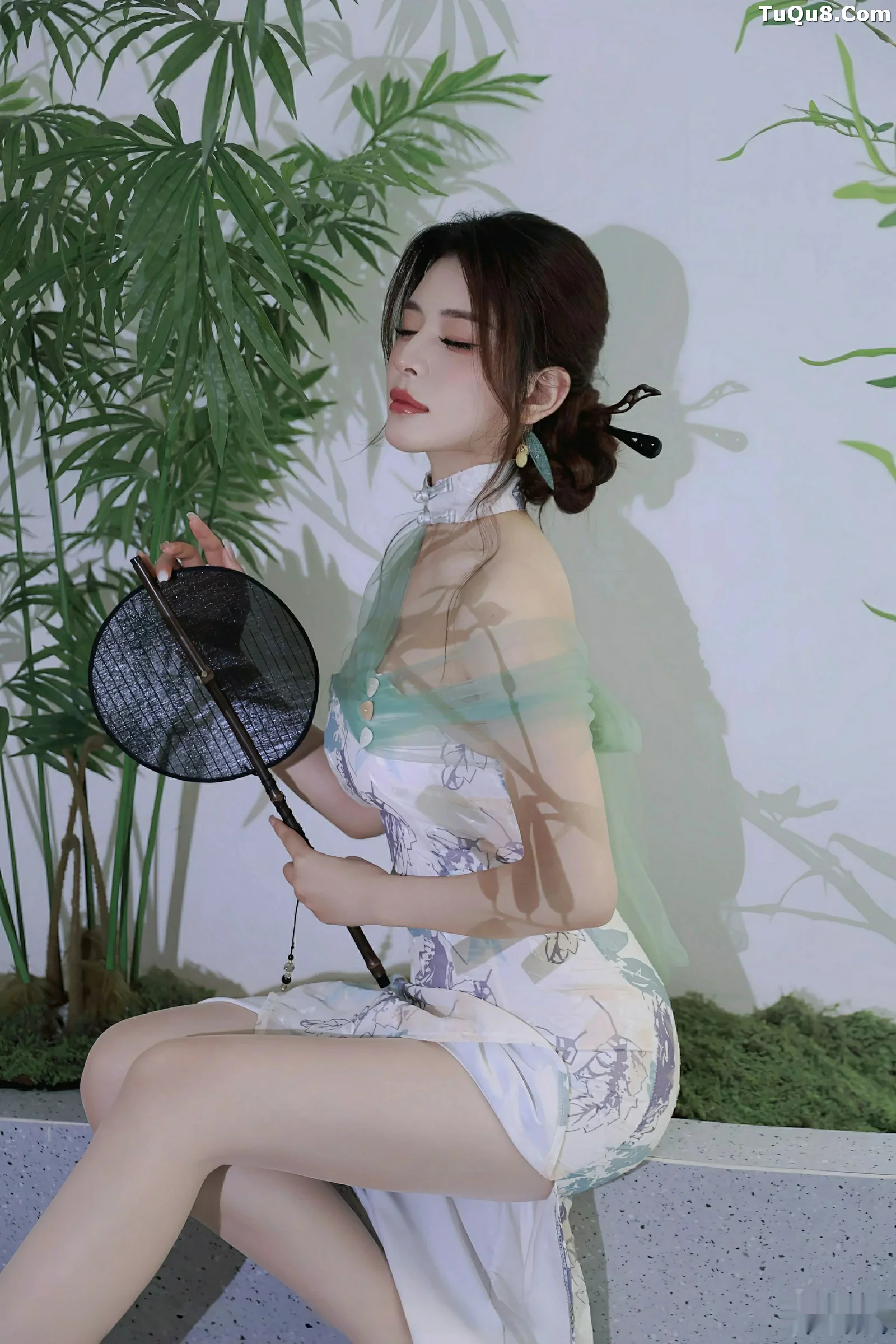 秀人集.com_[XiuRen秀人网]No.10694_模特阿依莎性感浅色古风服饰配超薄肉色秀高挑曼妙身材诱惑写真82P