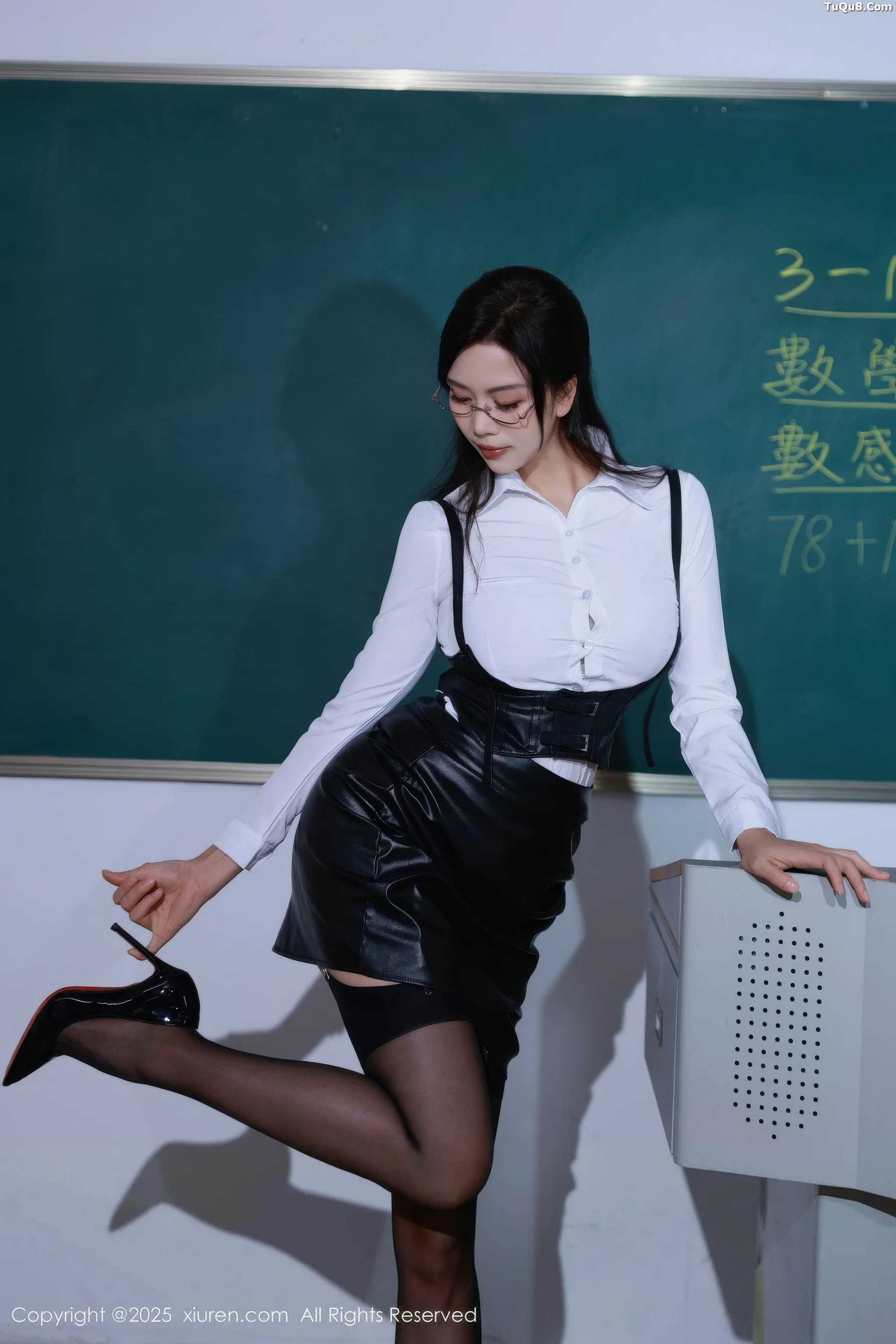 秀人集.com_[XiuRen秀人网]No.10846_模特玫瑰我爱你性感白色衬衫配黑短裙露黑丝吊袜极致魅惑写真63P