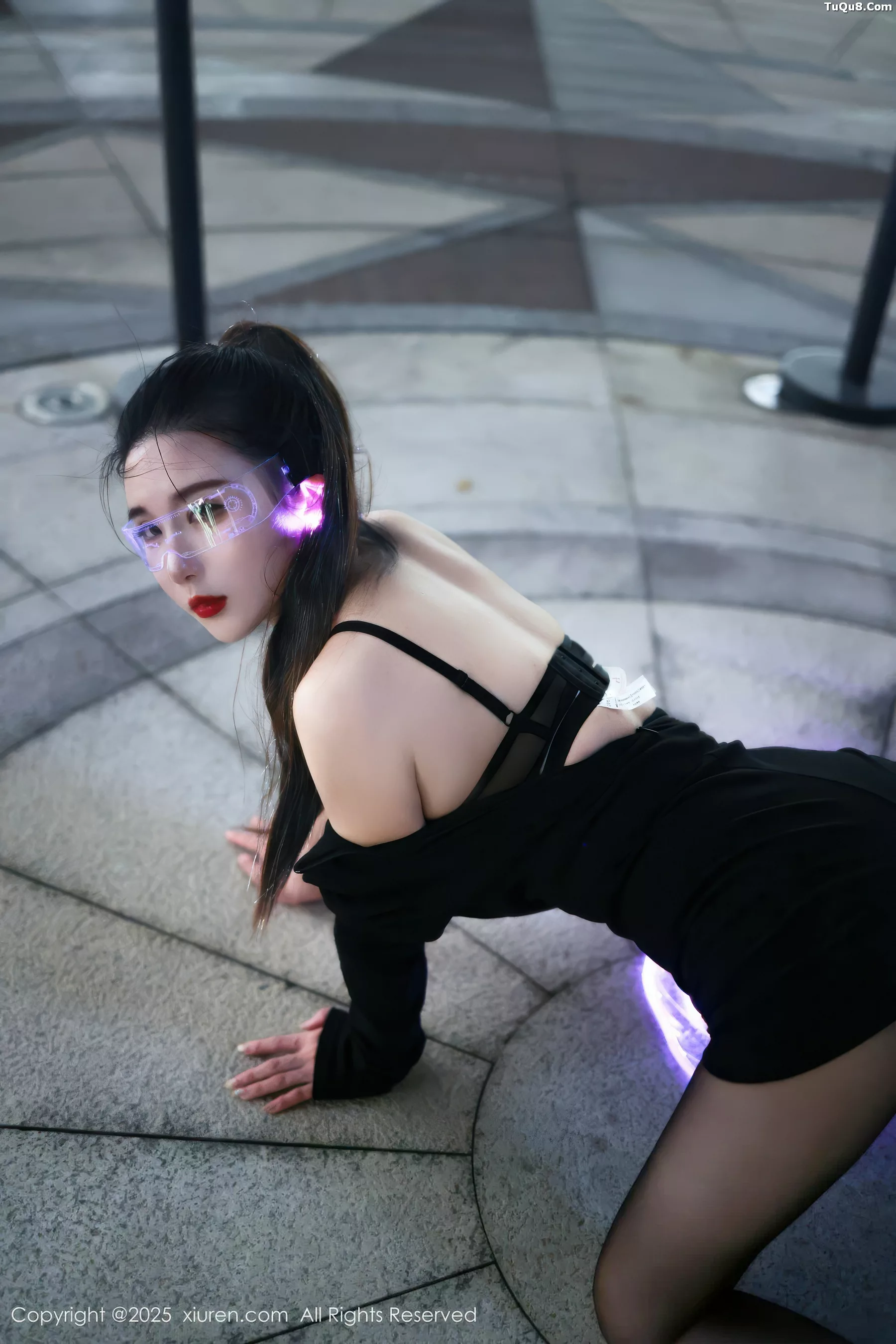 秀人集.com_[XiuRen秀人网]No.10936_模特小肉肉咪性感黑色连衣短裙配超薄黑丝秀凹凸身材诱惑写真77P