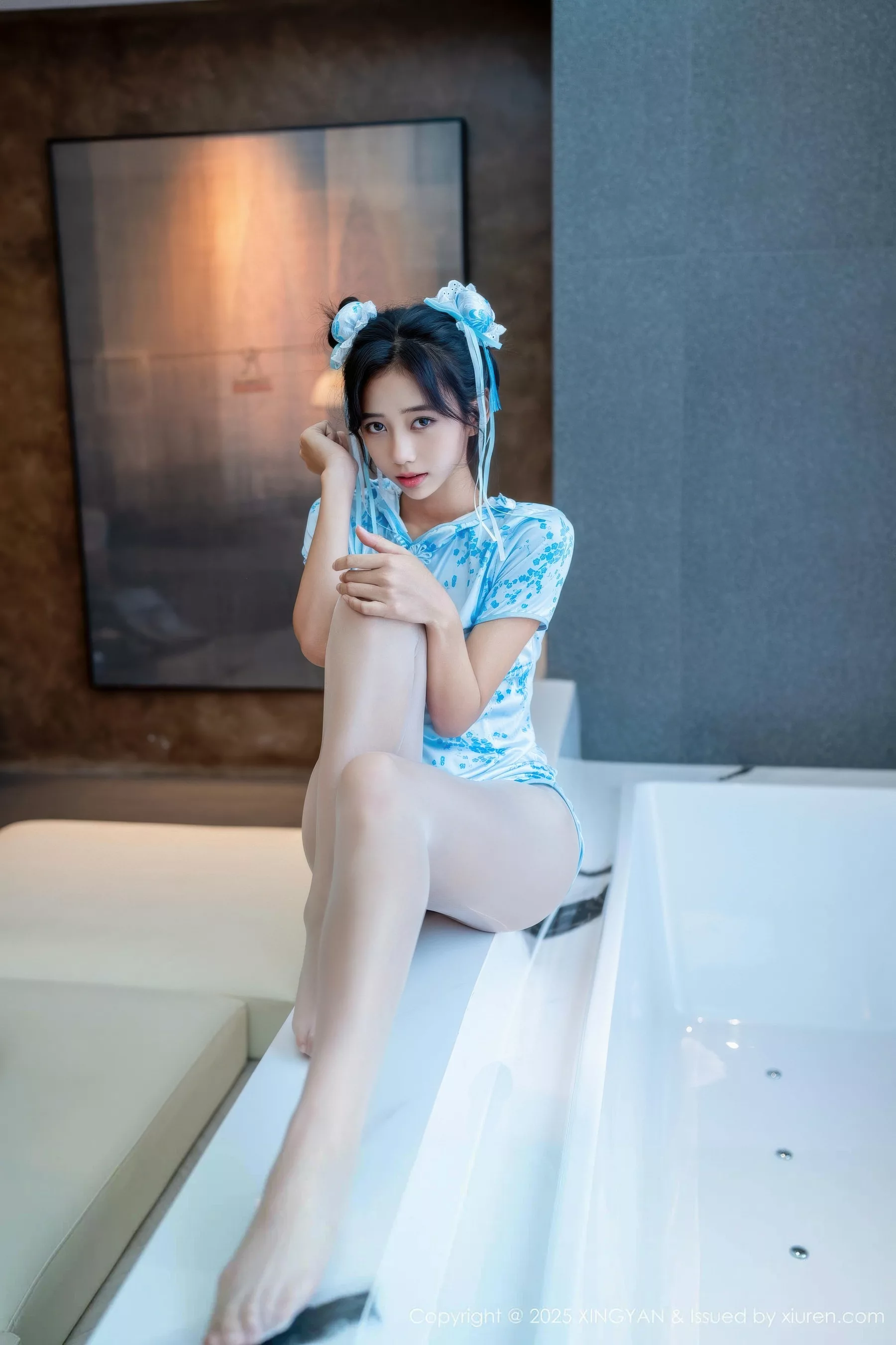 秀人集.com_[XINGYAN星颜社]VOL.414_模特时安安性感蓝色短旗袍配白色丝袜秀柔美身材撩人诱惑写真71P