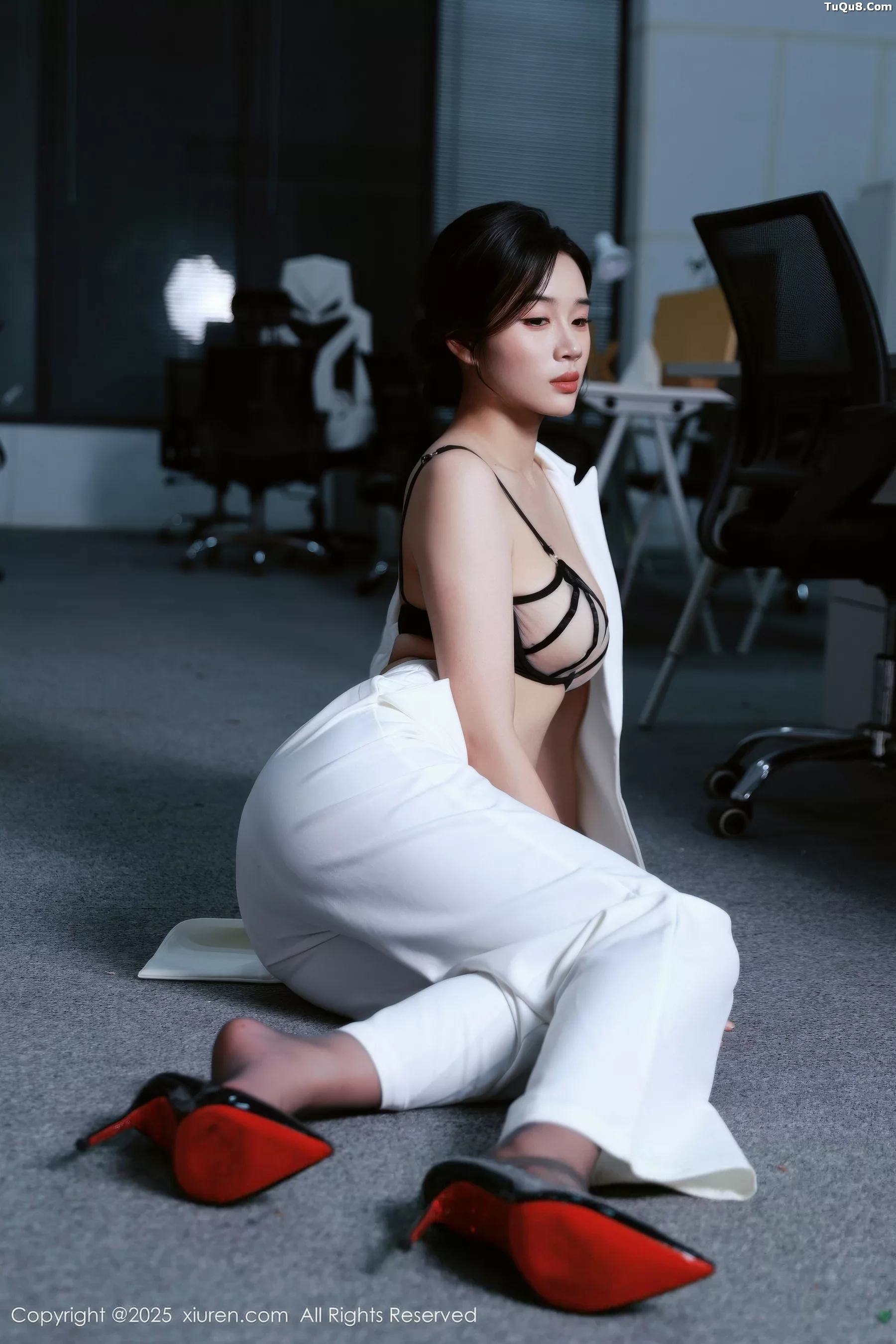 秀人集.com_[XiuRen秀人网]No.10908_模特南乔性感白色西装露黑色内衣配开档黑丝秀完美身材诱惑写真72P