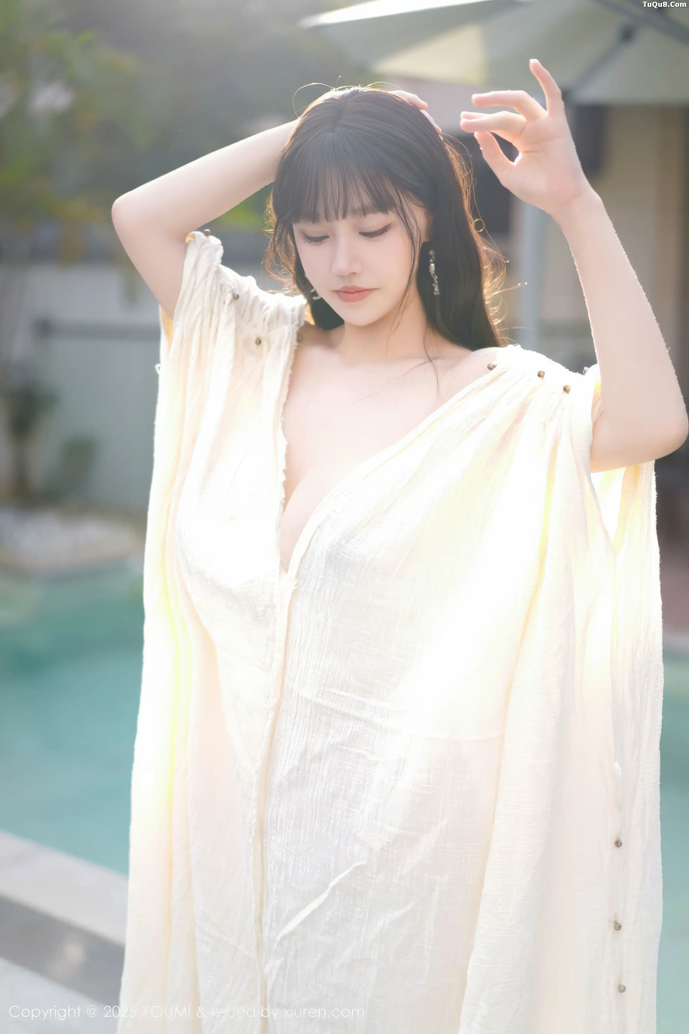 秀人集.com_[YouMi尤蜜荟]Vol.1185_女神朱可儿Flora户外泳池性感浅色浴袍秀雪峰美臀撩人诱惑写真85P