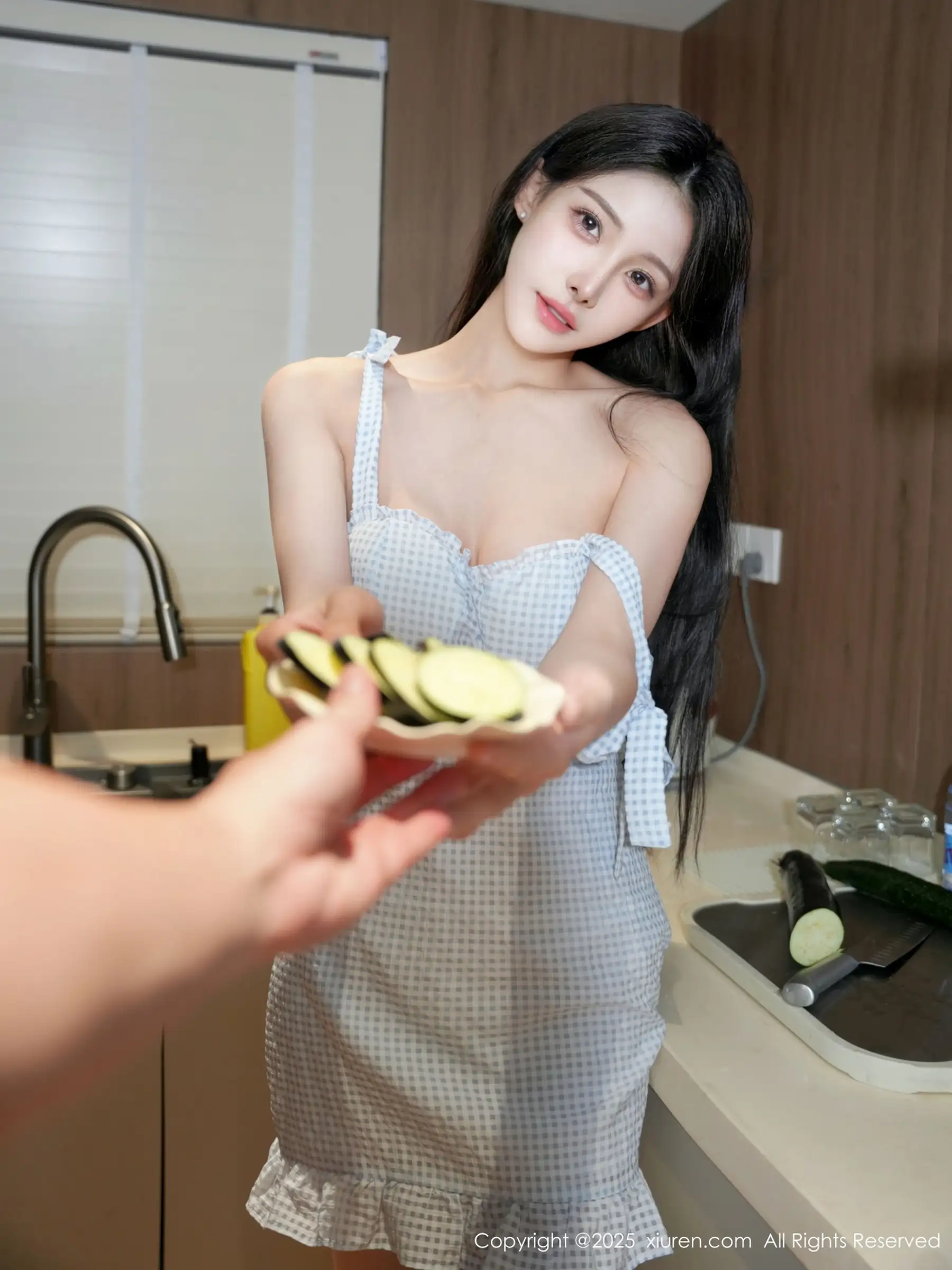 秀人集.com_[XiuRen秀人网]No.11026_模特梨霜儿私房性感厨娘装扮配开档白丝秀丰腴身材撩人诱惑写真71P