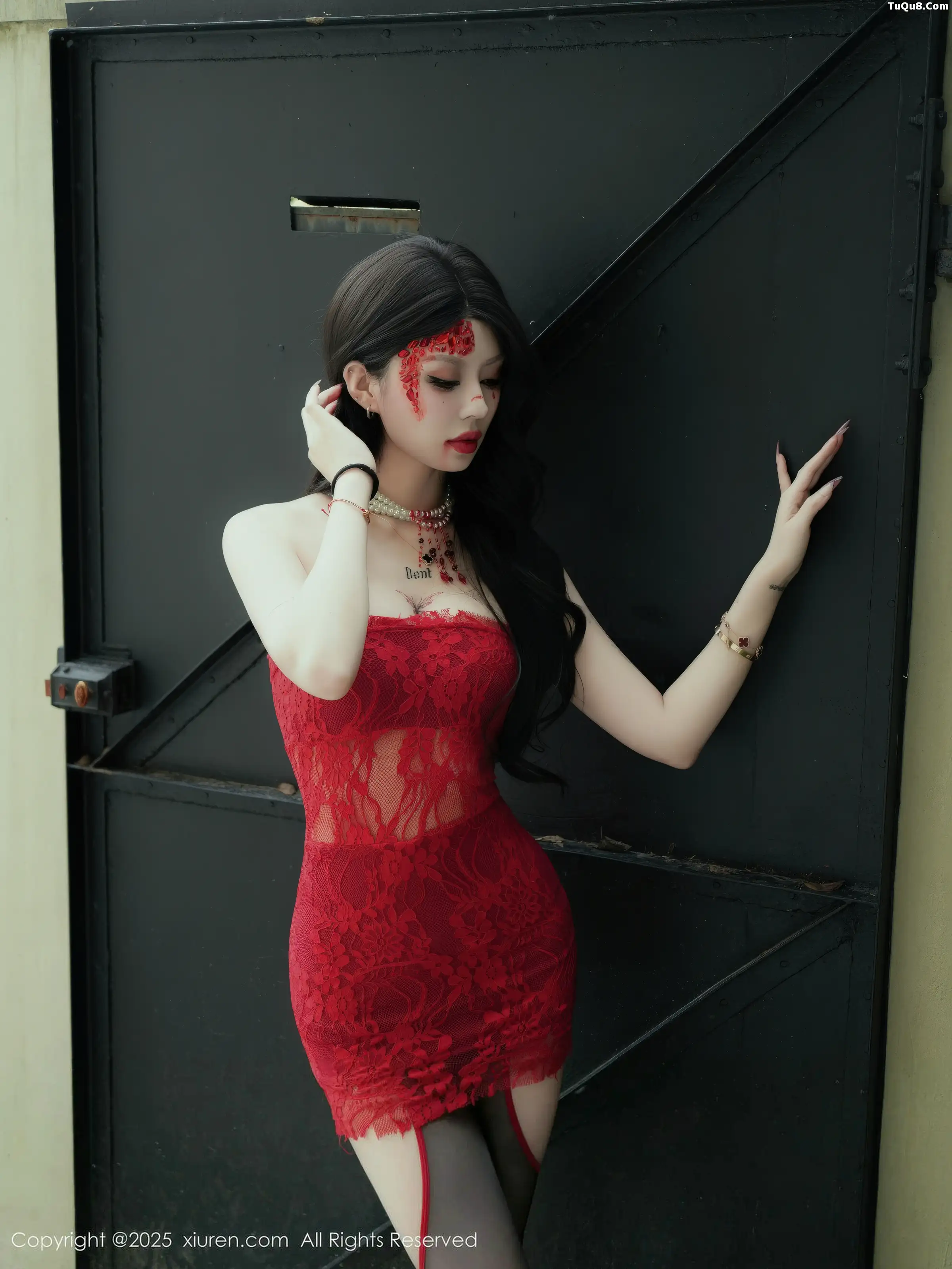 秀人集.com_[XiuRen秀人网]No.11032_模特四月月私房性感红色连衣短裙配黑丝吊袜秀完美身材诱惑写真85P